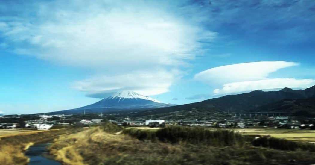 広崎うらんのインスタグラム：「宇宙ステーション的な🗻 I’m going to Osaka.  #富士山 #雲 #空 #mountfuji #mountfujijapan」