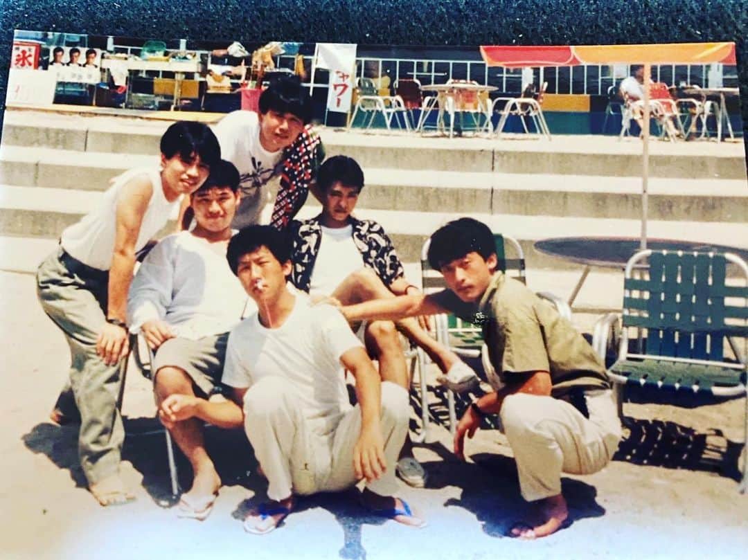 長原成樹のインスタグラム：「22歳の頃の懐かしい写真だ😀 僕と元相方、ダウンタウン、前田政二、きびのだんごで須磨へ遊びに行った時 みんな若いな！  #長原成樹　#ヤンキース　#ダウンタウン　#ふれぶみ　#不檄」