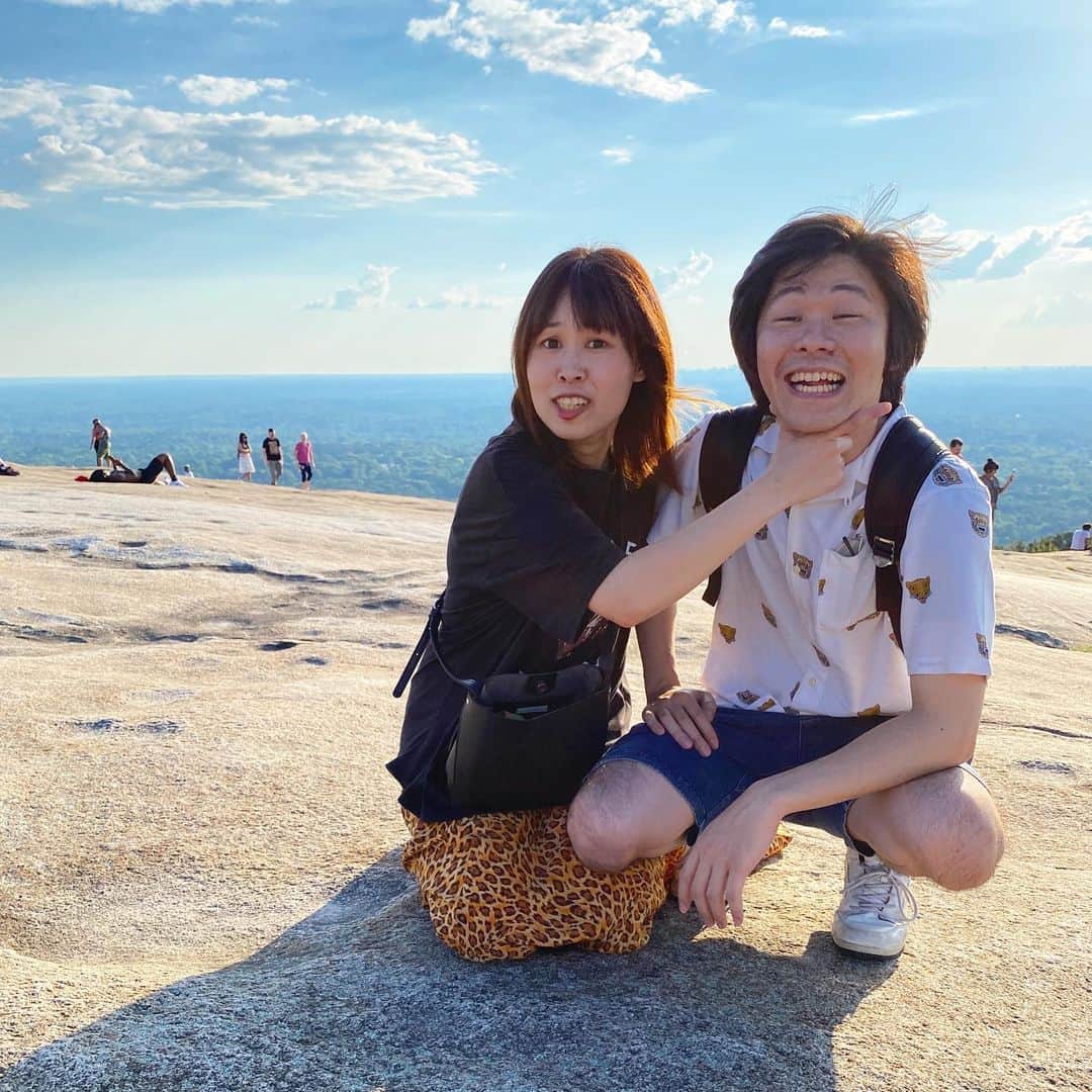 のインスタグラム：「2/22 結婚記念日。  8年目突入👏 今年もよろしくお願いします！  #1年分の2ショットをかき集めました #古い順に並べ替えるやつあるよね」
