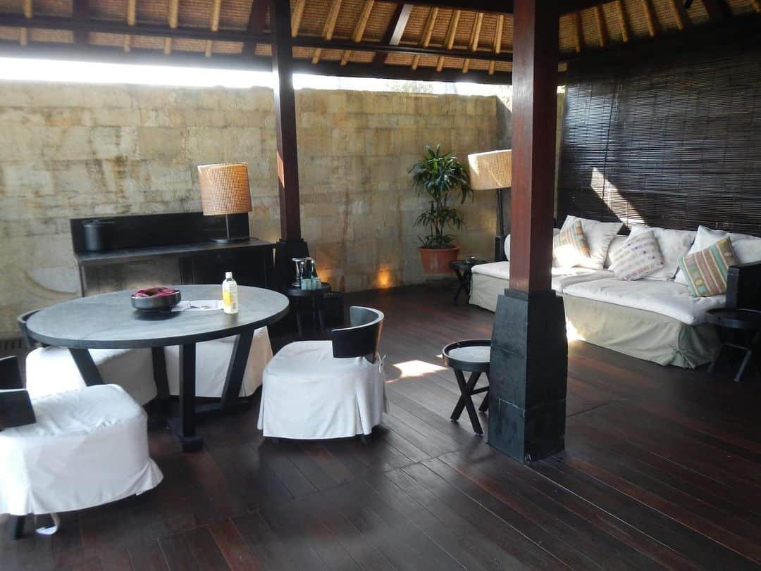 本山なみさんのインスタグラム写真 - (本山なみInstagram)「BVLGARI HOTEL...🌺  #morning #resort #bali #pool」2月23日 11時40分 - namiii0922