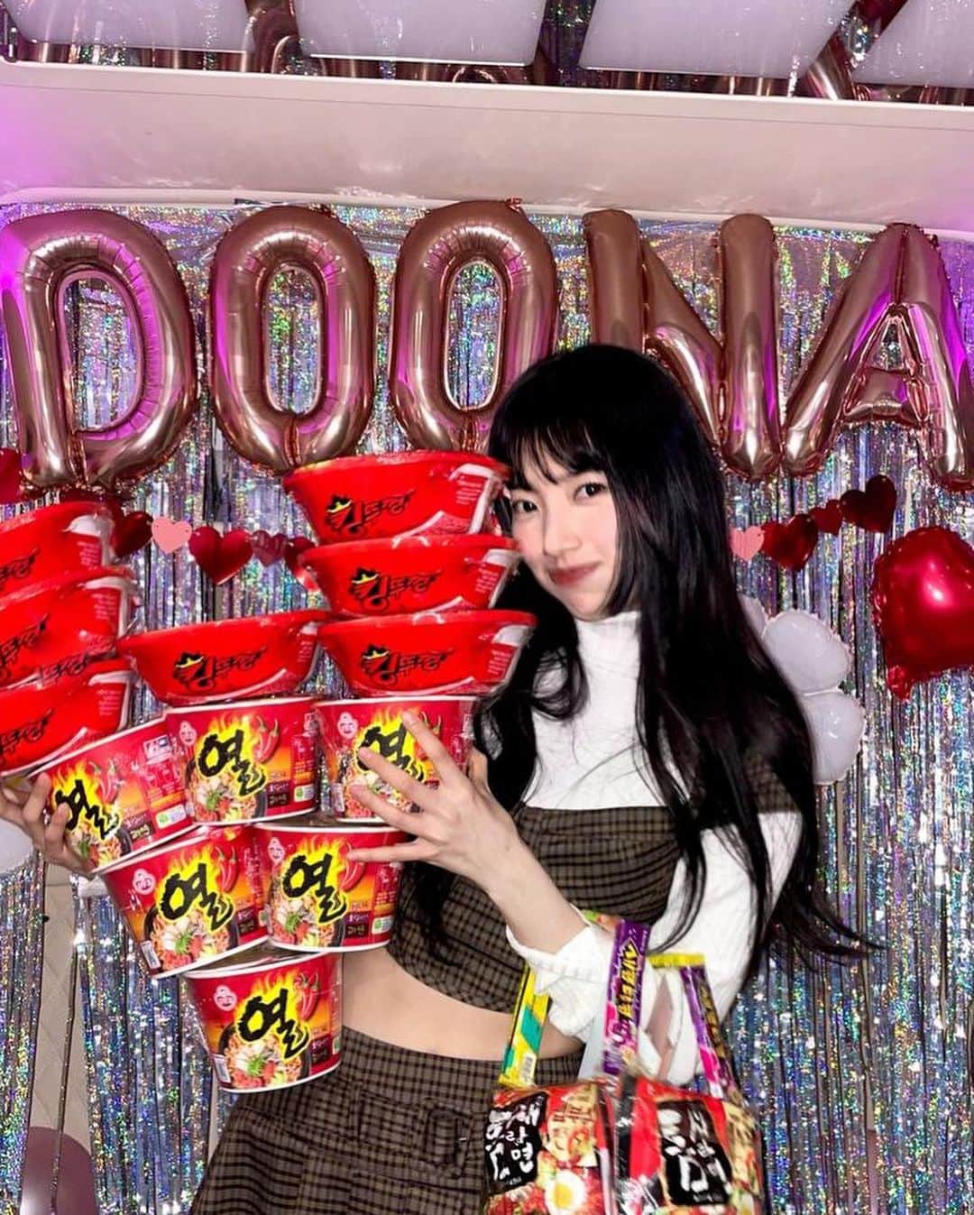 のインスタグラム：「알라뵹 우리 헤메스팀  💄 @biyaaaa  💇‍♀️ @hearts_dokyung 👗 @x2141432 💄👼 @seoin_0928  💇‍♀️👼 @hearts_an.na 👗👼 @진아」