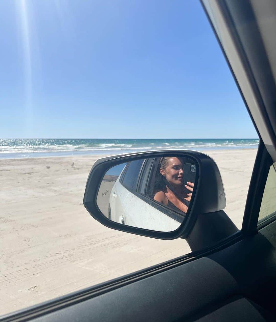 Toyota Australiaのインスタグラム：「@abbeycholmes zipping along the South Aus coastline 🌊 Sounds like heaven to us.」
