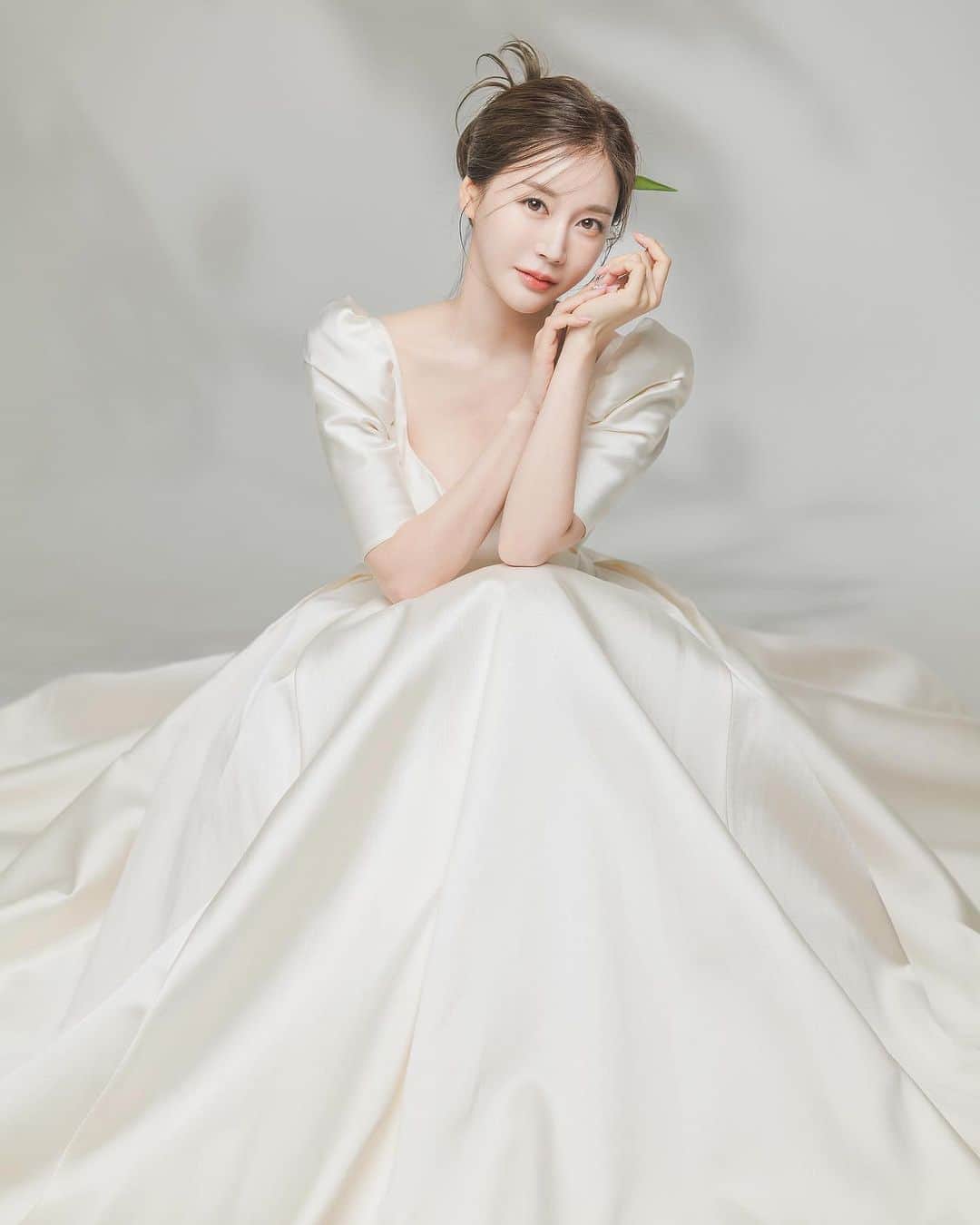 ハン・ジウンのインスタグラム：「👰🏻‍♀️🤍」