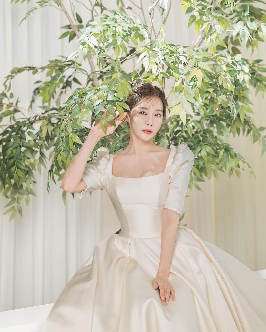 ハン・ジウンのインスタグラム：「👰🏻‍♀️🍃」