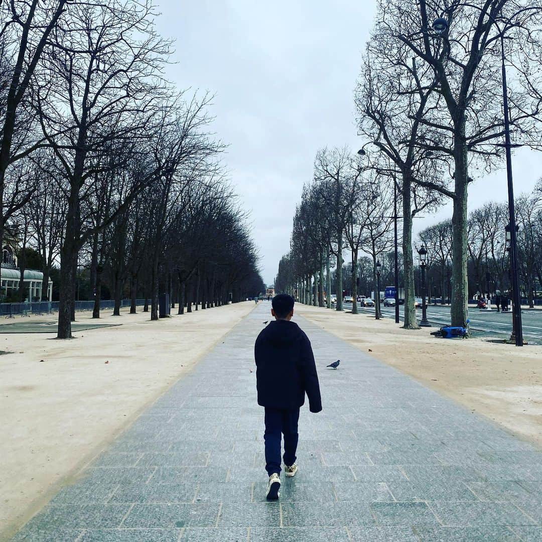 板谷由夏 のインスタグラム：「3年ぶりのParisは次男と約束していた 10歳記念２人旅でした。 にいにいも10歳で行ったから、自分も行くと決めていたけれどコロナでなかなか叶わず。 やっとです。 じっくりぴったりゆっくり2人で過ごした日々。 感じること、思うこと、考えること。 帰国してもずっとそれは続いています。 思い出になると切ないけど 大事に大事にしたいです。 Parisで遊んでくれた友人たちに感謝を。」