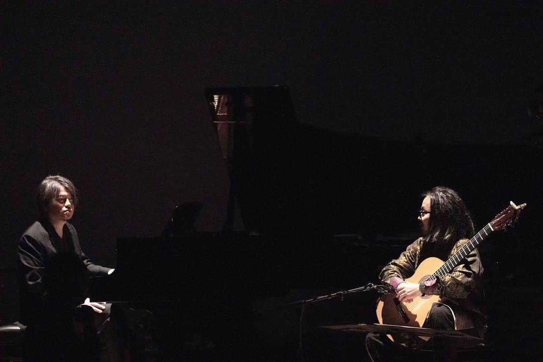 渋谷慶一郎のインスタグラム：「Keiichiro Shibuya’s piano solo concert for ATAK 20 years anniversary   - Playing Piano in the Raw -  Guitar Shin Sasakubo  Piano @keiichiroshibuy   Video @justineemard   Photo @kenshu_shintsubo  Hair&Makeup @yoboon   Dec 5, 2022 At Hamarikyu Asahi hall, Tokyo」