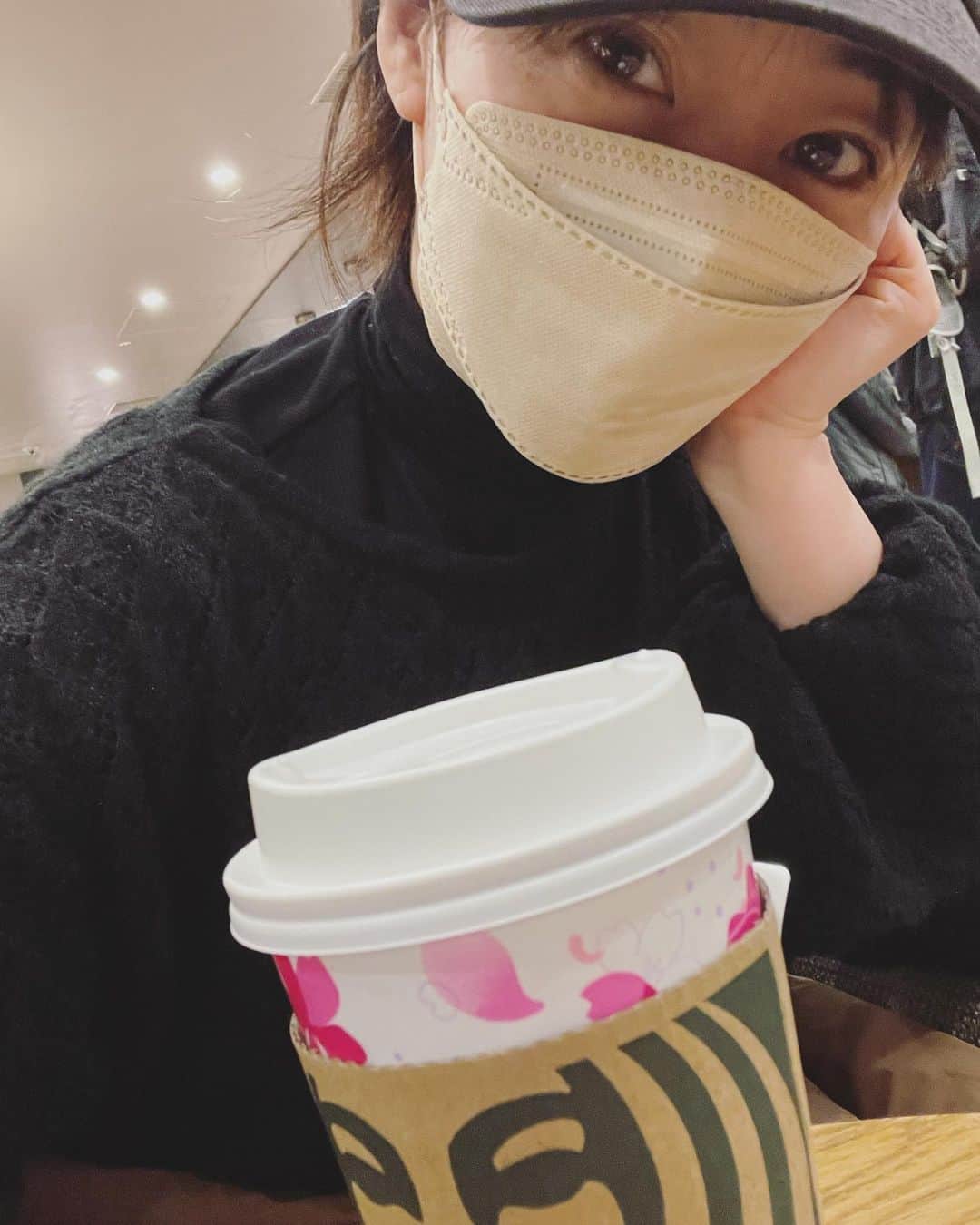 井上和香さんのインスタグラム写真 - (井上和香Instagram)「. 仕事前にほうじ茶ティーラテ☕️  甘さ控えめにしたら大好きな感じになった🥰  今日は15時55分から テレビ東京『よじごじdays』生放送にお邪魔します😊 お休みの日ですが、もしお家にいたら見てくださいね✨  #祝日 #スタバ #ほうじ茶ティーラテ #よじごじdays #皆さま後ほど会いましょう」2月23日 12時13分 - inoue_waka