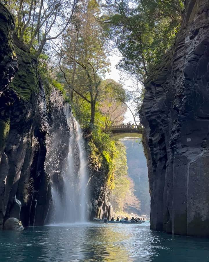 青山恭子のインスタグラム：「. 「高千穂峡」 念願の…やっと行けたぁーーーっ🙌 . ゴルフ合宿等で宮崎県へは毎年来てるけど 毎回ほぼゼロ観光で終わってしまうので… . ホントに気の良い場所✨まさにパワースポット！ . 駐車場から川沿いの遊歩道を歩くだけでも👍 でもせっかくだからボートにも乗る〜🚣‍♀️ . 外国人観光客もたくさん戻って来ていて 滝の周りでの自撮りや写真撮影が長い長い😅 それでボートの大渋滞が起こりみんな身動き取れず… . うちは上手い事すり抜けてタイマーもセットして 30分間の時間内にちゃんと戻る事が出来たけど きっとあの人たちは延長料金発生しちゃってたんだろうなぁ…💸 . . . #高千穂峡 #やっと行けた #パワースポット #五箇瀬川峡谷 #国の名勝 #天然記念物 #真名井の滝 #日本の滝100選 #最後の写真は #高い橋の上から #川をのぞき込む #へっぴり腰な私」