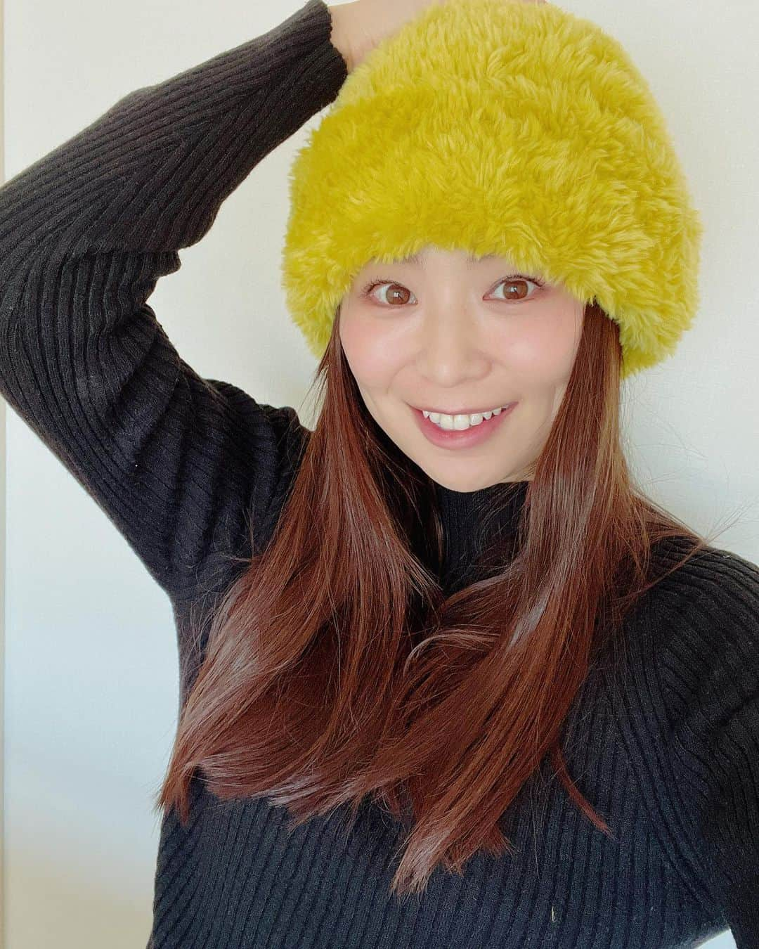 佐藤弥生のインスタグラム：「・ 今更ハマってるバケツハットやニット帽💓💓💓 朝、髪の毛整えるのめんどくさい時、帽子って便利ですよね🧢 なんとなくそれっぽく見せてくれるし😊 "なんとなくそれっぽく"ってなに？笑 ・ ただ、前髪作ってあると帽子取った後がぺたんこになって厄介💦 そんな時はピンで止めておくと、取った時もなんとなくそれっぽく見えます笑 #バケツハット #ニット帽 #帽子」