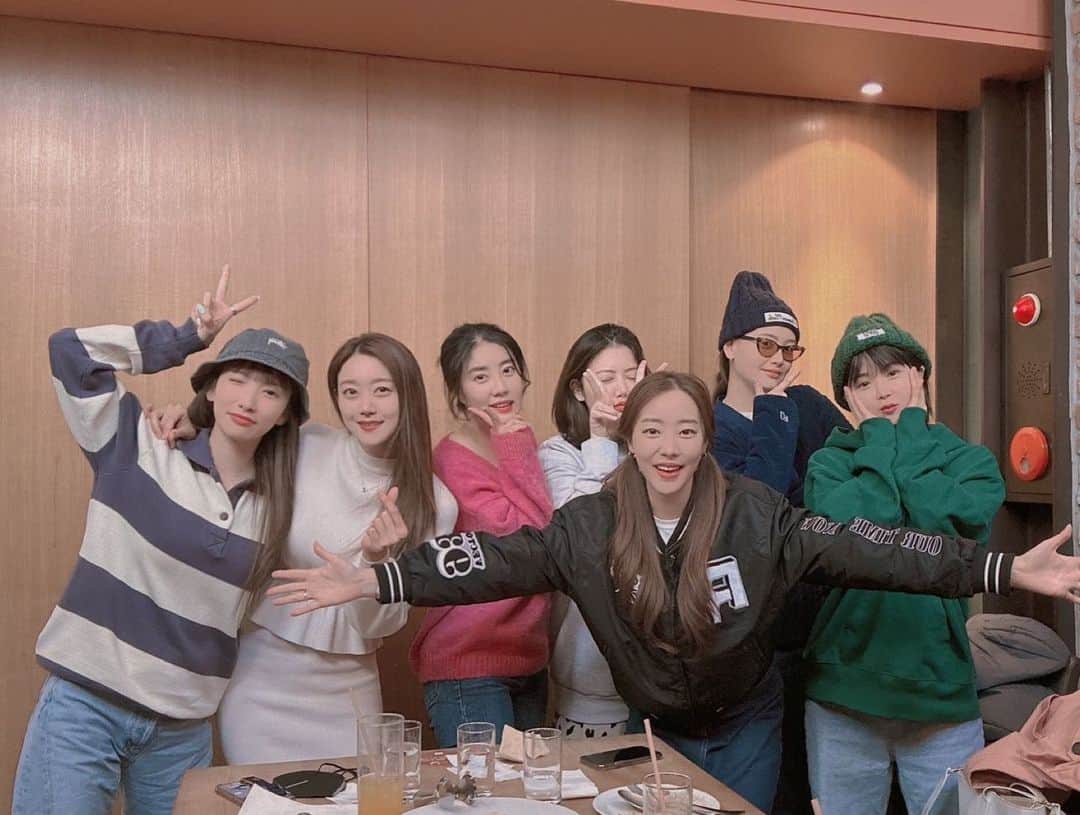 チョン・ユネ のインスタグラム：「오랜만에 기념샷 🌈🫶 모여도 사진이 없다며 오늘은 추억으로 남기기 언제봐도 변함없는 멤버들 알라뷰 2023도 행복하게 건강합시다 🥳 우리언니 생축 #rainbow」