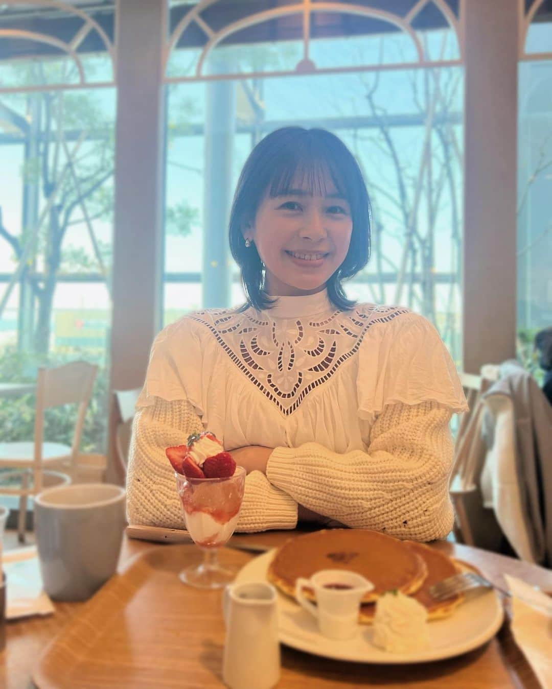 石井あみさんのインスタグラム写真 - (石井あみInstagram)「🥞´-  パンケーキが食べたいという 長女とデート。  どうしてもセットって言葉に弱くて いつも食べないパフェついてたから 思わず胃もたれこんにちは。  こんなに美味しそうな あまおうのパンケーキ食べながらも "ママが作るパンケーキの次に美味しい！" ってさ。  いい子に育ったほんと誰の子。 や、単に鬼の母に怯えてるだけ説。  たまには2人でデートもいいね。  #くうてん#博多阪急 #博多ランチ#子連れランチ福岡」2月23日 18時31分 - ami_cebuyolo