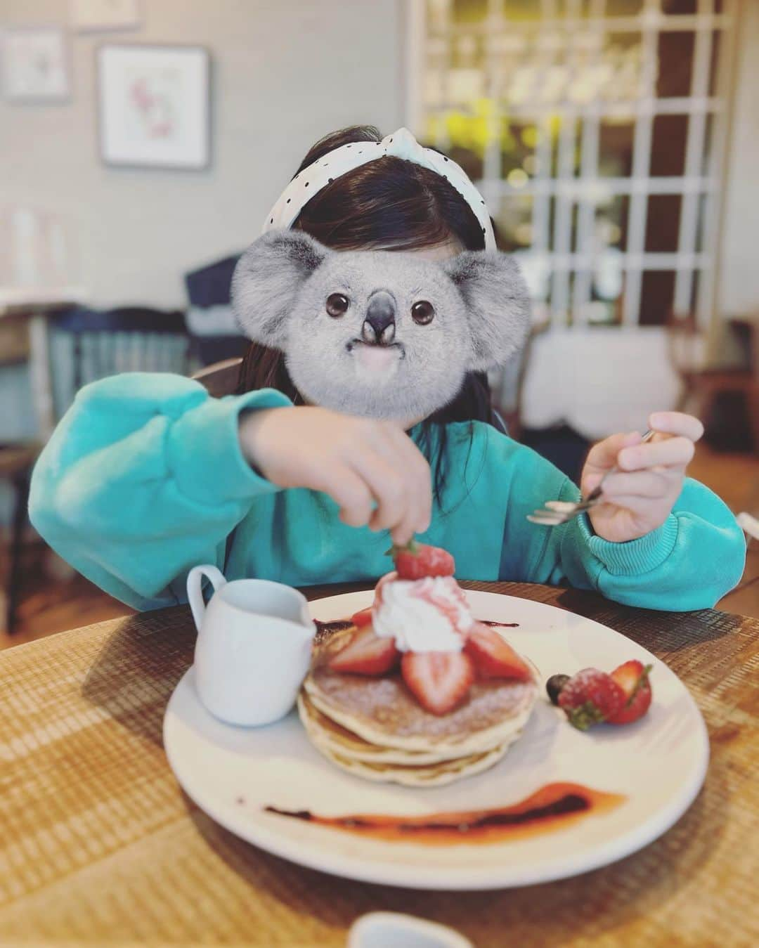 石井あみさんのインスタグラム写真 - (石井あみInstagram)「🥞´-  パンケーキが食べたいという 長女とデート。  どうしてもセットって言葉に弱くて いつも食べないパフェついてたから 思わず胃もたれこんにちは。  こんなに美味しそうな あまおうのパンケーキ食べながらも "ママが作るパンケーキの次に美味しい！" ってさ。  いい子に育ったほんと誰の子。 や、単に鬼の母に怯えてるだけ説。  たまには2人でデートもいいね。  #くうてん#博多阪急 #博多ランチ#子連れランチ福岡」2月23日 18時31分 - ami_cebuyolo