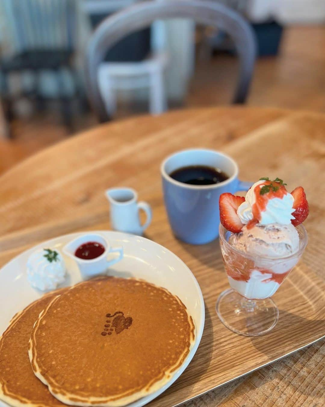 石井あみさんのインスタグラム写真 - (石井あみInstagram)「🥞´-  パンケーキが食べたいという 長女とデート。  どうしてもセットって言葉に弱くて いつも食べないパフェついてたから 思わず胃もたれこんにちは。  こんなに美味しそうな あまおうのパンケーキ食べながらも "ママが作るパンケーキの次に美味しい！" ってさ。  いい子に育ったほんと誰の子。 や、単に鬼の母に怯えてるだけ説。  たまには2人でデートもいいね。  #くうてん#博多阪急 #博多ランチ#子連れランチ福岡」2月23日 18時31分 - ami_cebuyolo