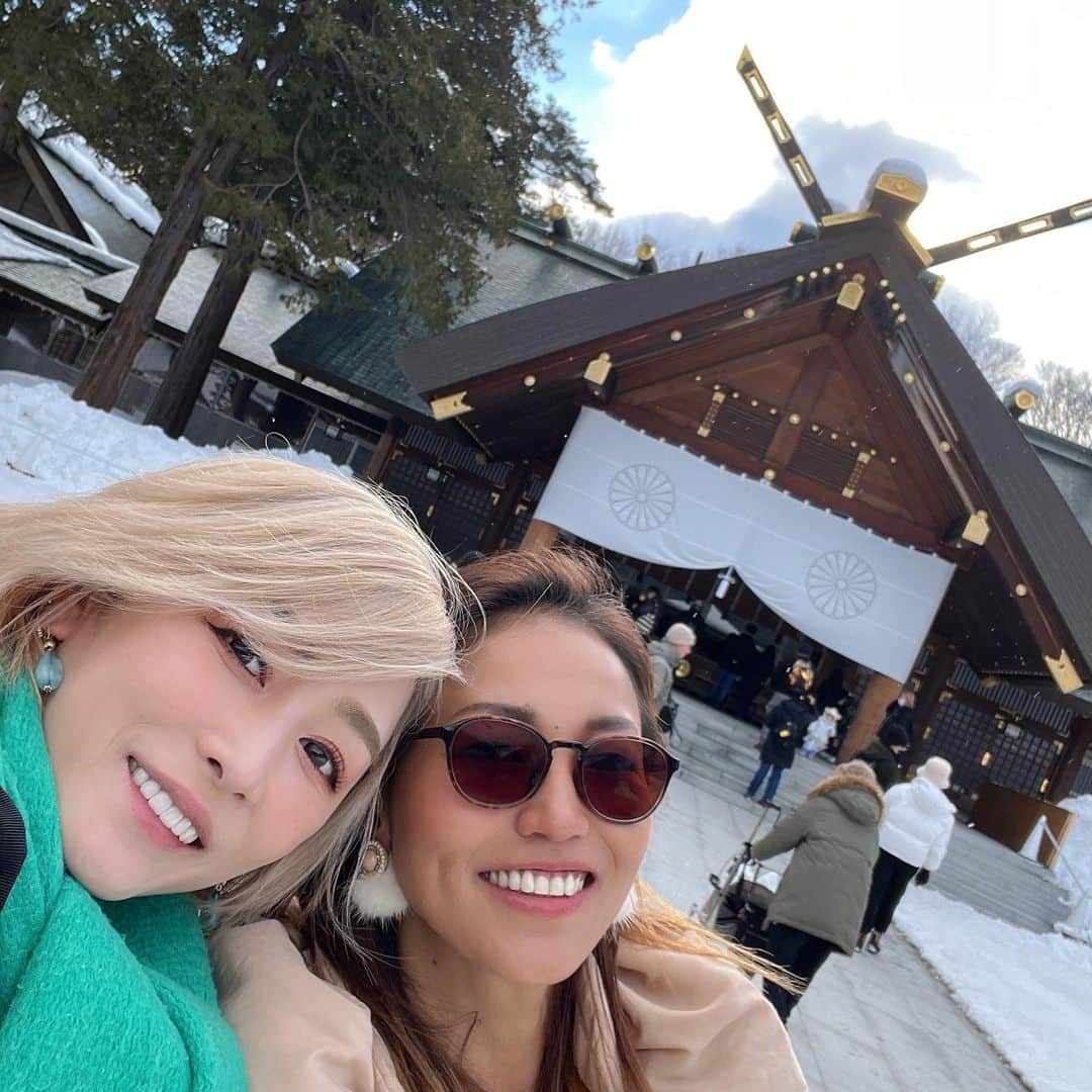 のインスタグラム：「思い出投稿✨ 北海道最終日には北海道神宮へ行ったよ☺️ 旧正月明け1発目のおみくじは大吉💕 るんるんで大好きなラーメン屋へ行ってゆっくりしてたら 飛行機乗り遅れましたとさ😳 全て良い思い出🥰 . Memories post ✨  On my last day in Hokkaido, I went to Hokkaido Shrine☺️  The first omikuji at the end of the Lunar New Year is great luck💕  I went to my favorite ramen shop and was relaxing, but we missed our flight 😳  Anyway All good memories🥰 . #女子旅 #girlstrip #北海道 #hokkaido  #杏さゆり　#SayuriAnzu」