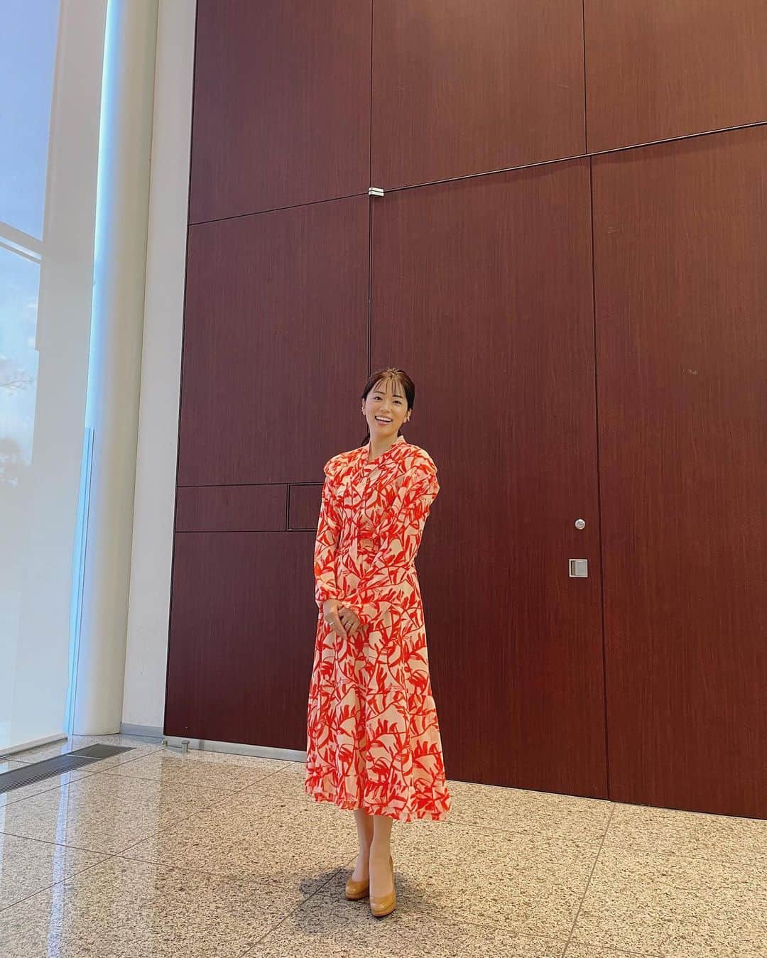 本田朋子さんのインスタグラム写真 - (本田朋子Instagram)「『ホンマでっか！？TV』出演時の衣装。  ブラウス &スカート...MARCCAIN  久しぶりにパキッとしたカラーのセットアップを着て、春気分でした♡  #衣装 #marccain」2月23日 18時28分 - tomoko_honda_official_phonics