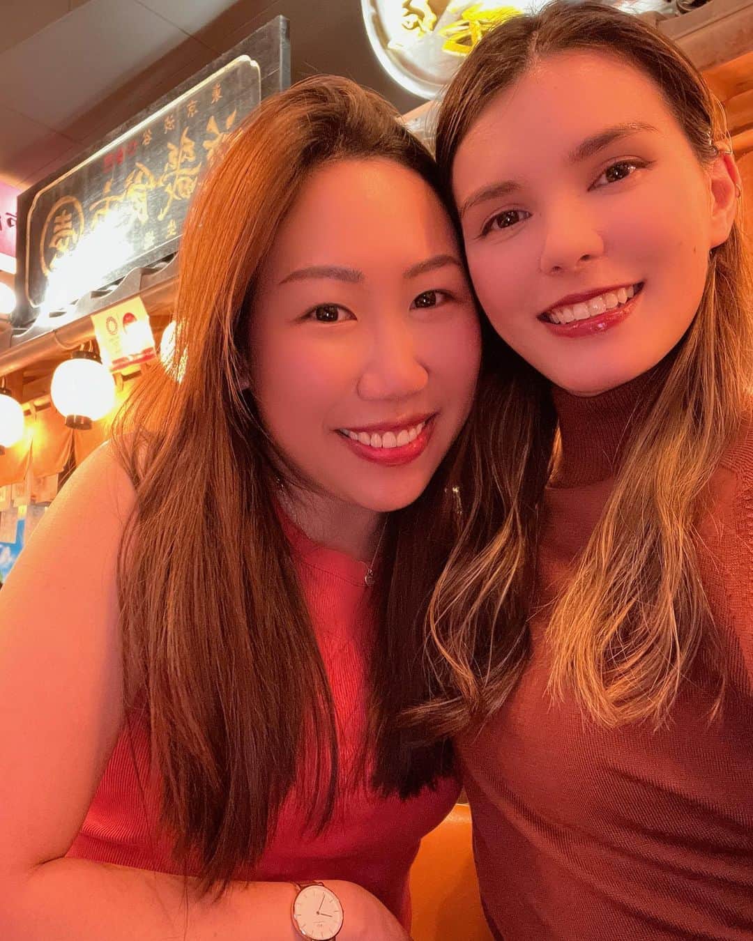 のインスタグラム：「❤️  Welcome back to Tokyo @jac.ho !!! We finally meet in 6 years!🥳🍻🍙🍢🍤🍱🍺Yummy Japanese dinner and a lot of catching up.  4th pic is from Feb 2017 4枚目は2017年2月の写真！なんかめっちゃ若いwww」