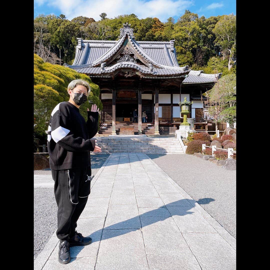 中村歌之助さんのインスタグラム写真 - (中村歌之助Instagram)「・ 今月は一ヶ月の興行がお休みで、少し自分の時間が取れたので、#修禅寺 まで足を伸ばしてみました！  修禅寺は #岡本綺堂 作の新歌舞伎である『 #修禅寺物語 』の舞台にもなっている場所です。  修禅寺の中には所縁ある品を展示している宝物殿があり、そこには #源頼家 が暗殺された際にその顔を #夜叉王 が写したと言われている古面や、『修禅寺物語』を初演した #二世市川左團次 が実際に使っていた衣裳や鬘、小道具などが展示されており、当時そのままのものが残っているのを見て、とても興奮しました。  歌舞伎は歴史を扱っている作品が多いからこそ、実際に当時のものに触れられるのもいい部分ですし、歌舞伎役者としても400年以上経っても当時のものから学ぶことは大切なことだなと改めて思いました。  さて、お休みモードもそろそろお仕事モードに切り替えなくてはいけません！  来月は、 #歌舞伎座 「 #三月大歌舞伎 」 第二部『 #仮名手本忠臣蔵 #十段目 』 第三部『 #廓文章 #吉田屋 』 に出演させていただきます。  『仮名手本忠臣蔵』は歌舞伎の三大名作の一つですが、十段目は近年上演されることがなかった珍しい演目です。もちろん僕にとっても初めての作品ですのでとても楽しみです。また、吉田屋は玉三郎のおじさまや愛之助のお兄さんはじめ、先輩方の中で一ヶ月しっかりと勉強したいと思います。  一所懸命勤めますのでお時間ございましたら、皆様是非劇場に足をお運び下さい！  #歌舞伎役者 #歌舞伎 #中村歌之助 #休日」2月23日 18時30分 - utanosuke.official