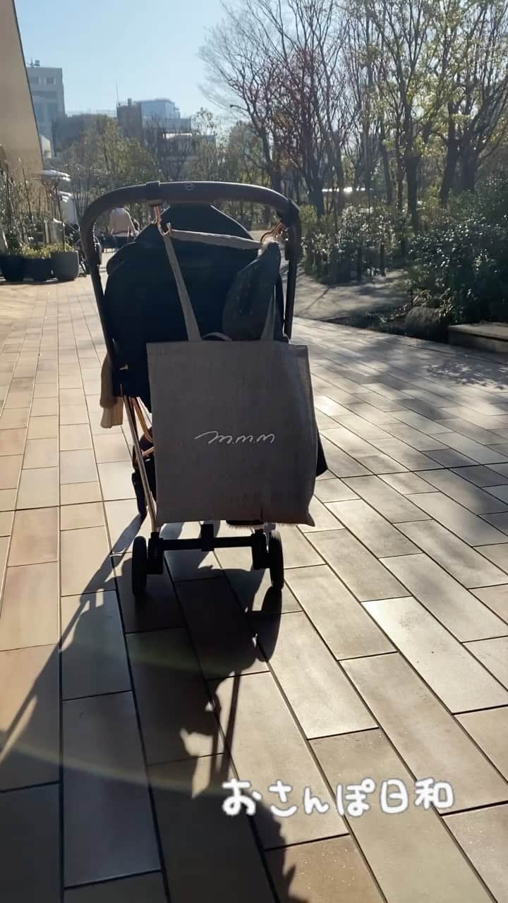 シナダユイのインスタグラム：「ムムム⁉️ベビーカーがひとりでに😜  展示会の帰り道、ほぼ#3頭身#ヨチヨチ歩き の、この愛おしいひとときをおさめておきたくて制作。🧵（リールも少し作ってみたかった）#ののあおやま#泡ミルク#ミルク髭#愛車#ひとりあるき#マジック#みんなの#お下がり#重宝してる 💎」