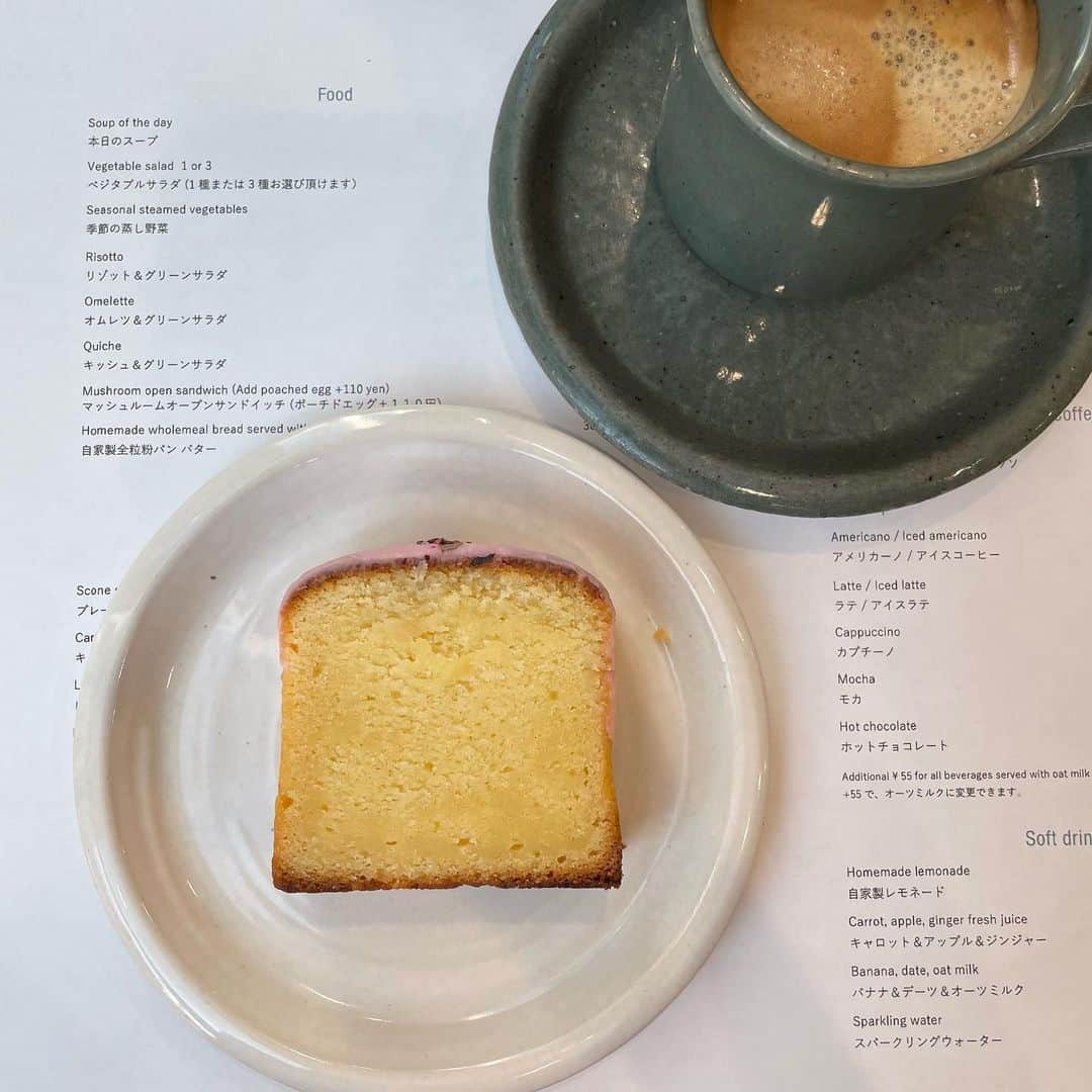 のインスタグラム：「🥀 . Rose Lemon cake | @rosebakeryjapan  with @ami_ishii_  . 大好きなキャロットケーキが売り切れてた😢🥕 けれど、新たな出逢いがありました!!!  ほのかにローズ香るレモンケーキ。 珈琲との相性抜群で美味しかったぁ🍋☕💯 . いつか本場で味わってみたい…!!!!🇬🇧 (※あみちゃんが行ってるからYouTubeみてね！笑) . . #cafe #coffee #lemoncake #rosebakerycafe #glutenfree」