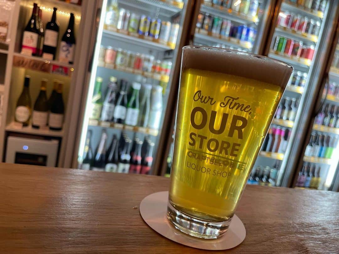 佐々木舞夕のインスタグラム：「___🍺  ずっと気になっていたお店  OUR STORE  @ourstore_1112   見たことのないクラフトビールがたくさん❤️  さらに、生ビールでも！  3種類くらい飲んだけれど、それぞれ特徴があって全部美味しかった〜🥲💓  次は買って帰ろう🙆‍♀️ 家飲みが充実する〜〜〜  ビール好きにはたまらないお店でした！！  (グッズが可愛くて欲しすぎたからきっといつか買う👕)  #ourstore  #広島市 #広島市中区 #クラフトビール #craftbeer  #ビールノンデネール  #ビール好き #ずっとビール派 #ひたすらビール #最後までビール #そして寝る」