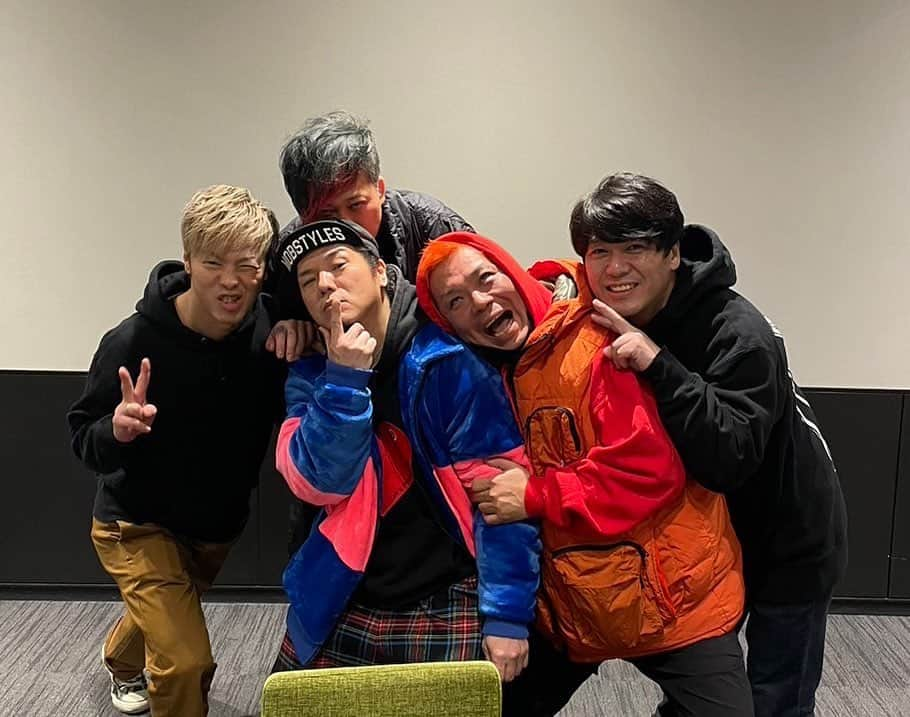 やべきょうすけのインスタグラム：「THE ORAL CIGARETTES 2MAN VS TOUR「MORAL PANIC」 KT Zepp Yokohama に遊びに行かせてもらいました！  オーラルの対バン相手は… ROTTENGRAFFTY  前日のロットンとのDays1が、かなりイイLIVEだったと噂を聞いていたので楽しみにしていたが… ROTTENGRAFFTYのVo.NOBUYAが喉を痛めてしまい完全に声が出なくなってしまいロットンは出演をキャンセルせざるを得なかった！  俺の知るか限りで言えば… バンドって自分たちのツアーや対バンだったり、表に発表される随分前から、本人たちや事務所も含めスケジュールの調整だったり、いろいろ打ち合わせて準備をしていて！ その為に、スタジオで合わせたり、リハを重ねたりしてLIVEを楽しみにしていて！ 今回もオーラルはオーラルで！ ロットンはロットンで！ 対バン相手をリスペクトしてるからこそ！ 観に来てくれるお客さんが待っててくれるからこそ！ 誰よりも楽しみにしていた！ だから！ 1番悔しく苦しく残念な思いをしているのはNOBUYAだと思う！ きっと声が出ないことが分かった瞬間から「何故!?」「何で今!?」「どうしてこうなった」 そんなことを思いながら苦しんでいるはず！  冬の乾燥する時期は特にそうなんだけど！ 繰り返し来る、この季節に、喉のケアをしているヴォーカルの人は多い！ 俺でさえ、仕事で声を発する為、部屋の乾燥もそうだがスタジオやロケ先の環境で、乾燥や埃や花粉など、厄介な現場はアリ！ 状況によっては思っている以上に喉に負担がかかり本来の出したい声量が出にくい場面もある！ しかし、その違和感を感じるのは人それぞれであり、本人しか分からなかったりする！ n常に万全を喫する為、ヤレることは全部ヤッても、どうしようもない事も生まれてしまう…。  LIVE前に楽屋を訪れ、ロットンにもオーラルにも挨拶をしたが、この緊急事態にメンバー皆から出る言葉は「ノブじぃ…」そう！NOBUYAを心配する声ばかり！ 皆、分かってる、NOBUYAがどれだけ悔しく辛く苦しんでるか！ そして、次の瞬間から、スイッチを切り替えたように！ ヤッてやる！見守る！そんな姿勢に感じられた！ その姿を見て！ 今日という日が特別な一日になることも確信出来た！  そして！ LIVEが始まる前の会場の客席を見渡すと、お客さんも、今日という日が特別な一日になる！自分たちが楽しむことで特別な一日にする！って思ってるんじゃないか!?って思うほどイイ顔してた！  逆境に立たされた時、いつだってバンドマンやスタッフやお客さんは、それを乗り越えようと常に前を向き！ 今出来る最善を尽くし、音楽シーンやLIVEシーンを紡ぎ、育んできた！ 強い！負けない！ヤッてやる！超えてヤル！楽しんでヤル！ そんな思いを感じて特別な一日になった！ 皆、スゲ～～～わ！   #theoralcigarettes   #ジオーラルシガレッツ   #rottengraffty   #ロットングラフティー    #やべきょうすけ  LIVE後、ロットンの楽屋にて！ ロットンに…NOBUYAに愛を込めて！ NOBUYAポーズで一枚！  やっぱ俺がNOBUYAポーズをしたところで絵にはならん！ww  早くNOBUYAも入った一枚を撮ってもらいたいぜ！ でも！ NOBUYA！焦るなよ！ 焦ってイイことなんて何一つねぇ～かんな！ 安静にして、しっかり治療することが1番の最短の最善だからな！  そんで！ 帰って来た時… とてつもない爆発力を魅せてくれるのも皆、知ってるから！ 今は我慢して、その爆発力を溜めといてくれ！  あと1番怖いのは…別のとこの怪我な！ 足やら膝やら、兎に角、NOBUYAの爆発力は考えもしなかったとこに負担もかかるほど肉体の限界を簡単に超えちまうから、その辺のことも注意してくれよ！  また会える日を楽しみにしてる！  オーラルのことについては、また後日、投稿します！」