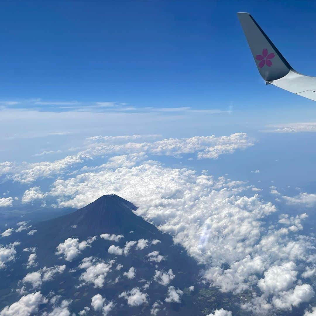 吉井明子さんのインスタグラム写真 - (吉井明子Instagram)「富士山（223）の日🗻  いつか見た飛行機からの富士山です🗻  なかなか雪化粧の富士山には出会えないのですが…上空からでもその存在感に圧倒されます。  心のふるさと静岡にいた頃は、東京で見るよりもさらに迫力満点の姿に支えられていました。  今日は笠雲や吊るし雲が見られたようですね。様々な表情で空の湿り具合や風の情報も教えてくれる富士山です😌🗻  #富士山の日 #🗻 #富士山 #気象予報士 #気象キャスター #weatherforecaster #기상캐스터　#氣象主播 #吉井明子」2月23日 13時39分 - akiko_yoshii_sunny_rain