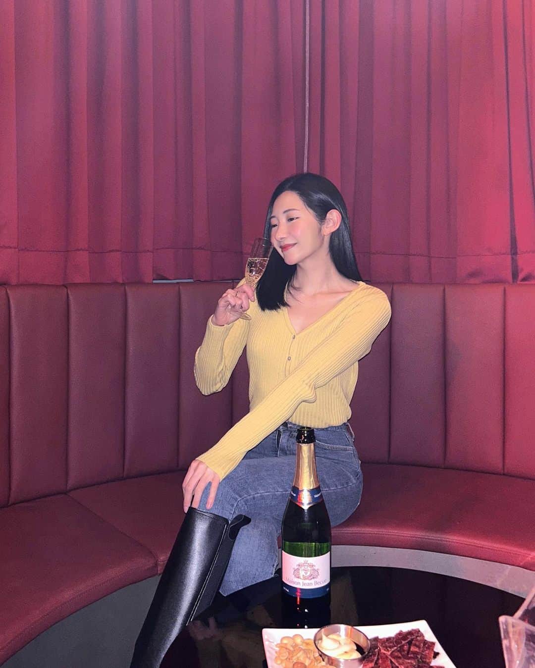 のインスタグラム：「#협찬 #디오니소스라운지 강남 라운지펍 디오니소스에서 친구와 샴페인 한잔💖 ⠀ 디오니소스는 클럽과 라운지가 절묘하게 섞여있는데, 분위기도 고급스럽고 음악도 신나서 친구들이랑 방문하기에 딱이에요😆 ⠀ 디오니소스에는 샴페인과 칵테일, 위스키뿐만아니라 맥주와 소주까지 다양한 종류의 술이 준비되어 있어요❣️ 인테리어도 너무 예뻐서 대충 찍어도 인생샷 찍기 가능🤭❤️ ⠀ #논현동술집 #논현술집 #논현역술집 #디오니소스 #리뷰진 #논현라운지 #강남라운지 #강남술집」