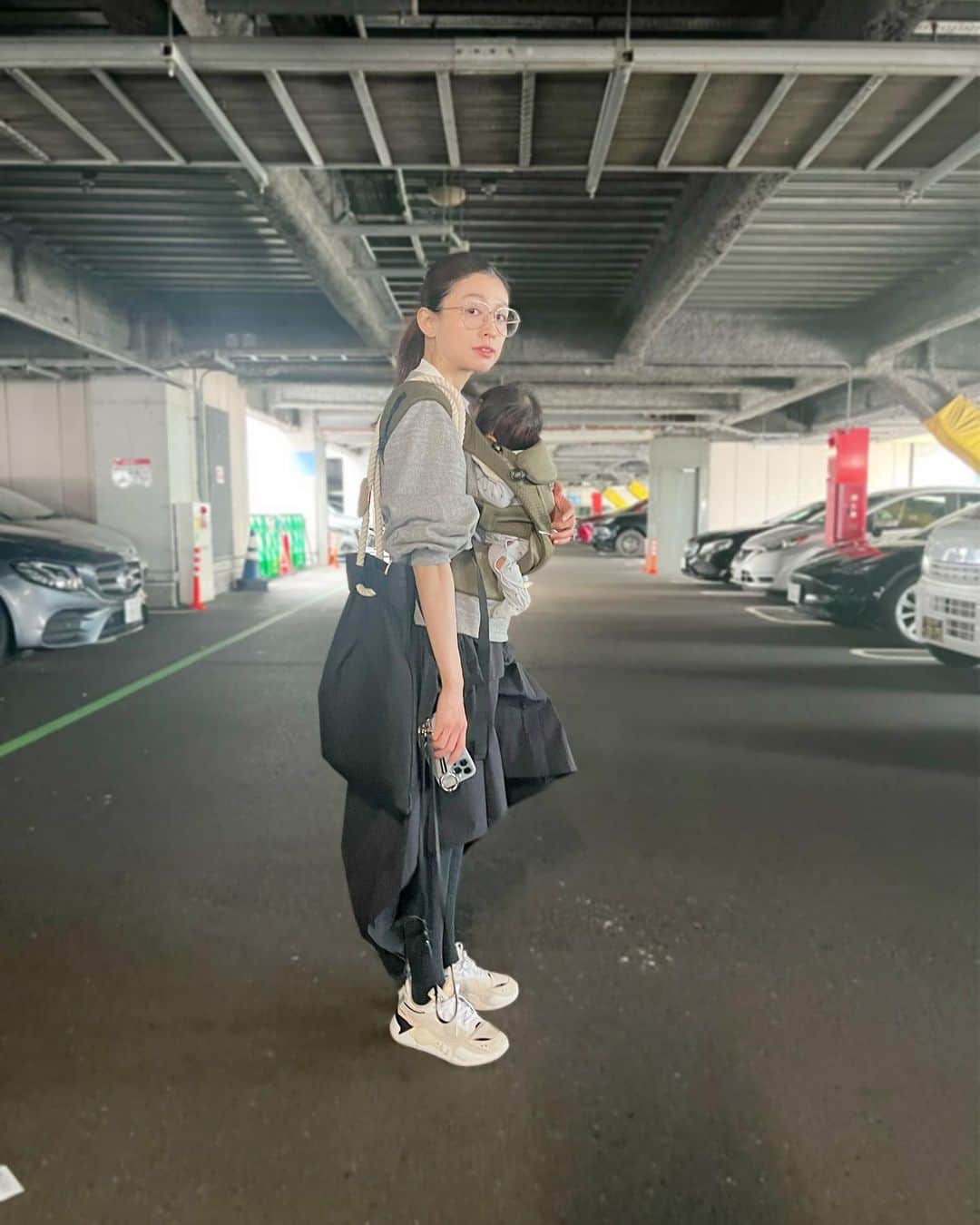 木野園子のインスタグラム：「出掛けてるようで、出掛けてないので…🏠振り返り投稿。  産後、初めて病院以外に出掛けた日。 アカチャンホンポデビューをしてベビーカーを購入した思い出。  この日の私のコーデは  sweat @p_h_e_e_n_y  skirt @sea_japan  shoes @pumajapan  glasses @blanc_official  iPhone case @ajew_official  bag @r.i.h.e.i   抱っこ紐はエルゴ @ergobabyjapan をお友達たちからお祝いでプレゼントしてもらいました🤍  ありがとう👼 @laymeesao @e0221k @manami0822 @marienne7891 💋」