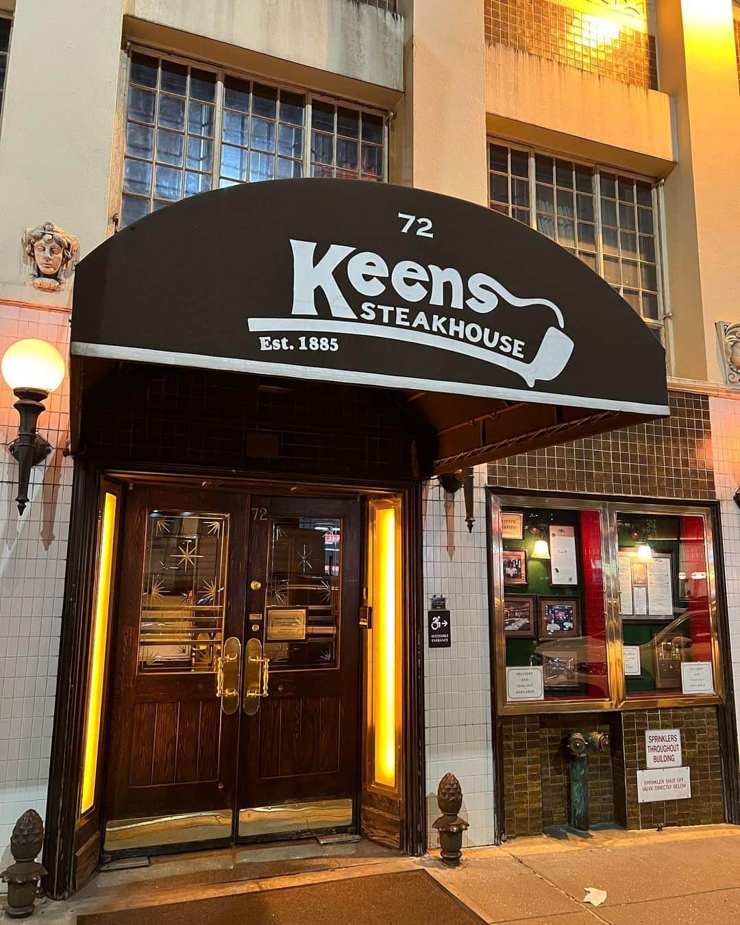 澤山璃奈さんのインスタグラム写真 - (澤山璃奈Instagram)「Valentine's dinner💝 @keenssteakhouse 🍽 It had classic atmosphere and was beautiful!  The food was great!👍🏽  In NY,Steakhouse is the authentic,so there are many good places!✨  クラシックな雰囲気がとても素敵で、お食事も最高でした💕🙏🏾  NYはステーキハウスの本場なだけあって、本当に美味しいお店ばかり👏🏽  🗽　#sawarina_ny   #NYグルメ #nycrestaurants #nyrestaurant  #アメリカ移住 #NY移住 #アメリカ生活 #NY生活 #NY #NYC #nylife #nyphoto」2月23日 14時27分 - rinasawayama