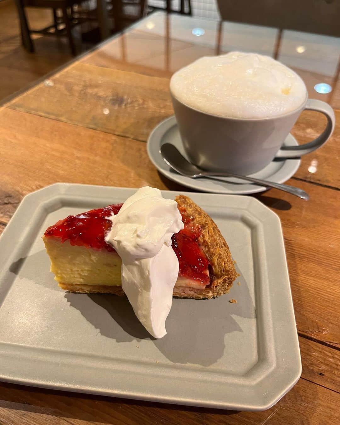 しよりのインスタグラム：「. . ふらっと入ったカフェ可愛かった ケーキはタルトが1番すきです🍰🤍  #カフェ活 #東京カフェ #大阪カフェ  #カフェ好きな人と繋がりたい」
