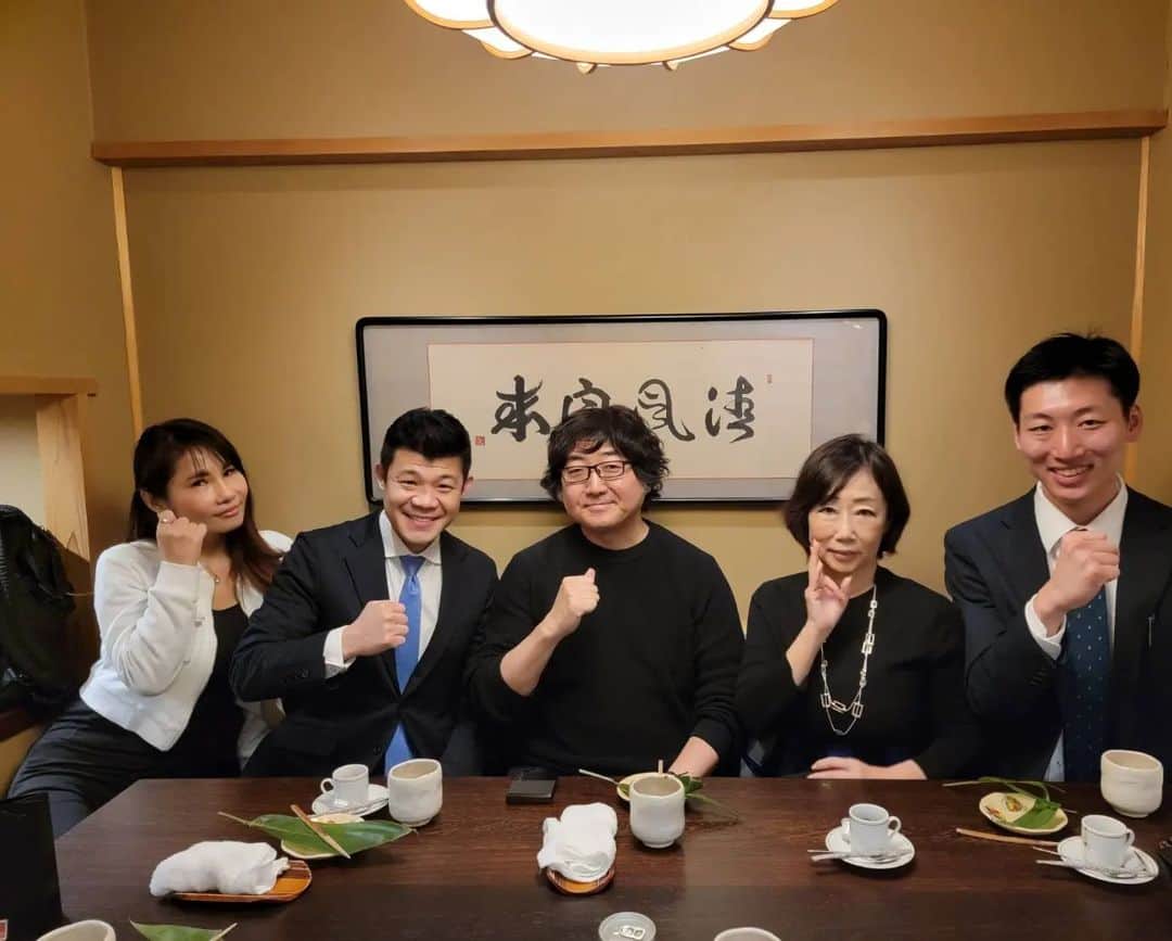 森川亮のインスタグラム：「色々学びのあるランチでした。亀田興毅さんからボクシング市場について教えていただきました。」