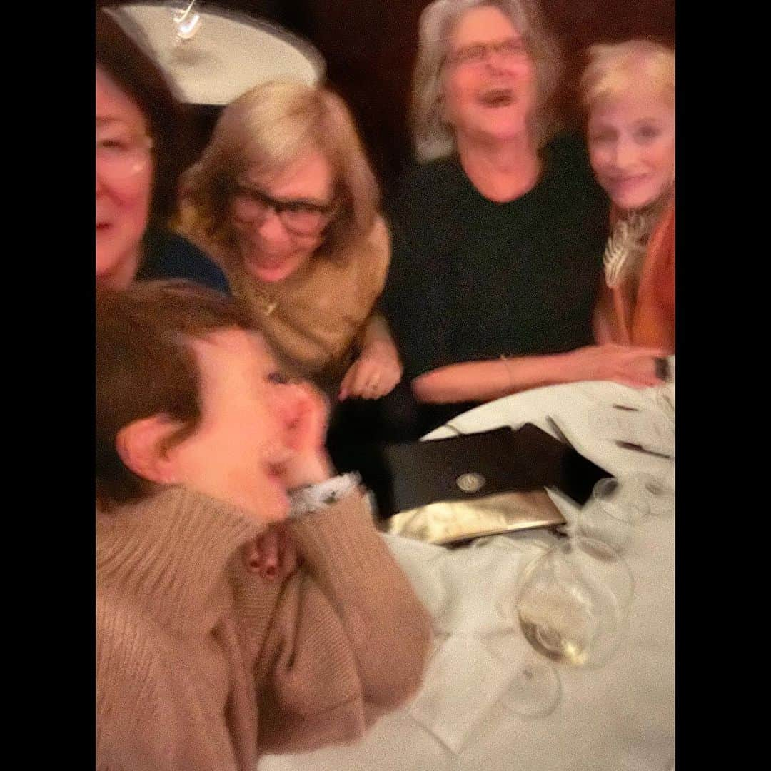 サラ・ポールソンのインスタグラム：「Blurry belly laughs with some people I’ve loved for a very long time. @allisonbjanney @leeroseforreal @margomartindale @hollandvtaylor」