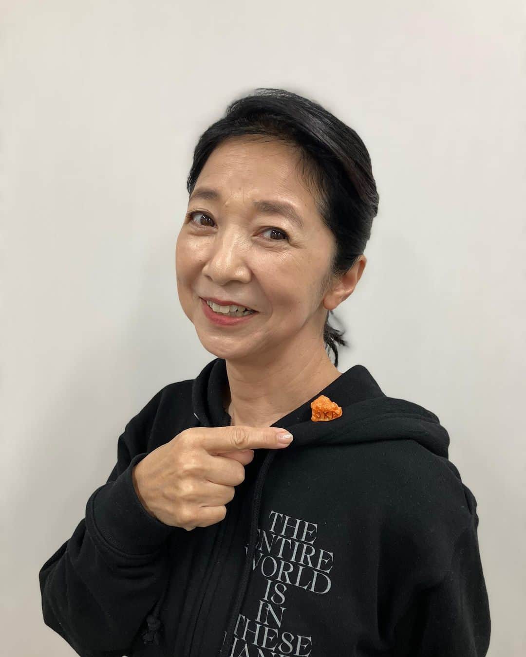 のインスタグラム：「皆さん、こんにちは。  このバッジ。 皆さん、何のバッジかご存知ですか？  そうです。私、とうとう、協会員になってしまいました。  何の？ 是非、TVerにて、RKK『週刊山崎くん』をご覧になって、ご確認ください^_^  #rkk #熊本放送 #週刊山崎くん  #からあげ #からあげ協会」