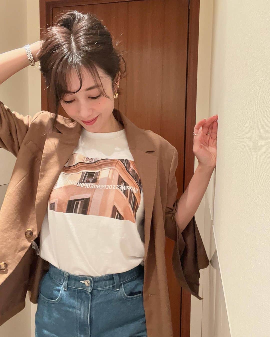 広瀬未花のインスタグラム：「二度目となる写真展が、3/10〜3/22 まで表参道にあるFUJIFILMの @wonderphotoshop にて開催されます♪  3/11(土)のトークイベントは既に沢山のご応募頂いております☺️ 本当にありがとうございます✨ 当日は、オリジナルグッズが当たる抽選会も行います♪  残りわずかですが、まだの方は是非 お電話でご予約下さいね❤️  → お問い合わせ・イベントのご予約：03-6427-9703  そして、今回は写真だけではなくグッズも沢山制作しております！こちらのインナーに着用しているTシャツと別のデザインもいくつか販売します♪  完全受注生産で、サイズもお子様用サイズ〜大人用のXLまであります。 また、マグカップ、トートバッグなどもご用意しているので、随時ご紹介しますね❤️  勿論、グッズも自分の写真を元に全てデザインしました！ クリエイティブな作業好きなので、とても楽しかったです♪  今日か明日でインスタライブもしたいなぁ〜と考えてます。 何かご質問がある方は、是非コメント欄までお願い致します♪  @wonderphotoshop」