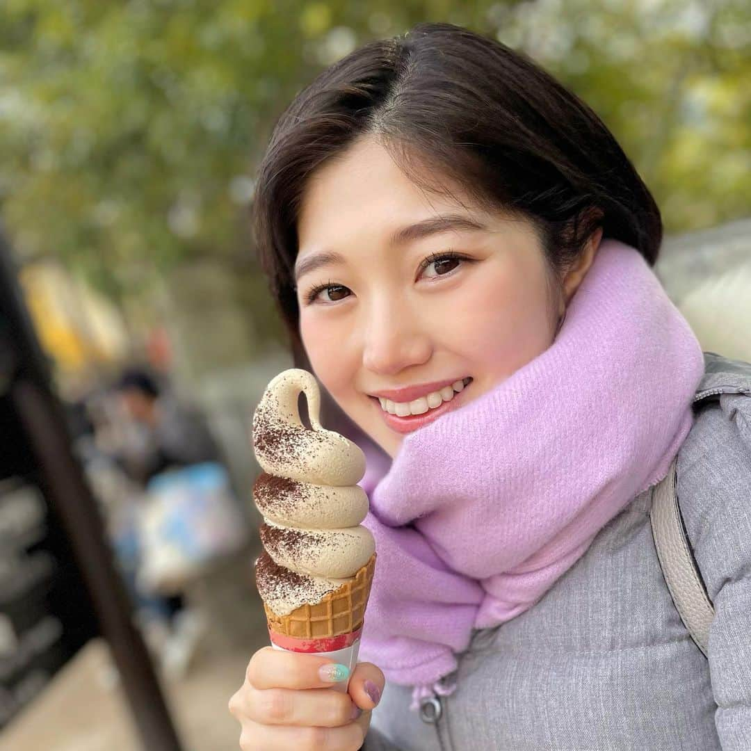 高橋幸のインスタグラム：「寒い日でも☺️🍦💕  #コーヒーソフト #伊都岐珈琲 #dayoff」