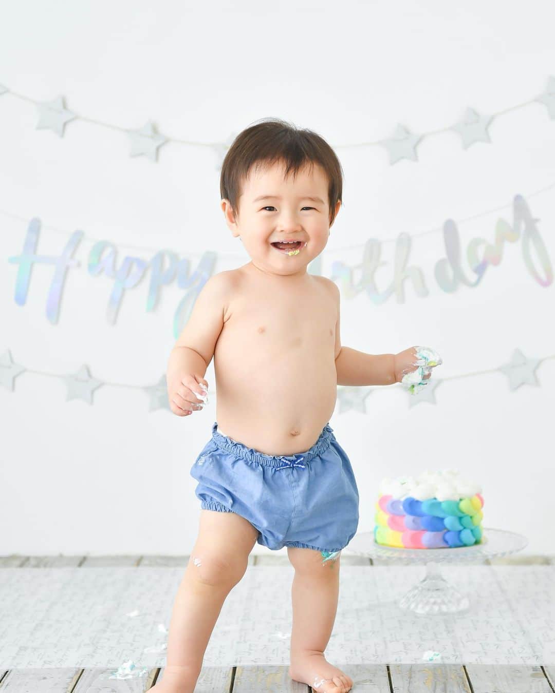 由樹さんのインスタグラム写真 - (由樹Instagram)「やりたかったスマッシュケーキ🎂 ぐずって抱っこ、座らせて、ぐずって抱っこ… もれなく私の白シャツも青シャツになりました👔 (漂白剤で復活)  #残りは家族で美味しくいただきました  #1歳誕生日  #スマッシュケーキ #男の子ママ #1歳1ヶ月」2月23日 15時33分 - yu.u.ki100