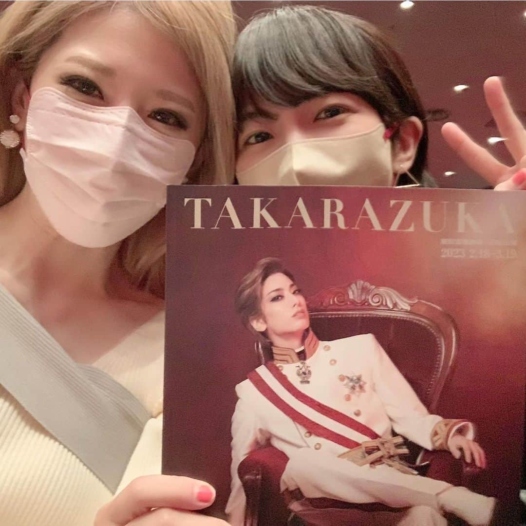 熊木杏里のインスタグラム：「宝塚歌劇団の花組 トップスターの柚香光さん推しの友人に お誘い頂き、初めて観てきました。  全てが豪華に美しく、生演奏と相まって最高でした！  友人による解説、双眼鏡というアイテムにより、宝塚の奥深さを知りました。  非日常の世界✨  推しのいる友人は輝いていた！ ありがとう💖  #柚香光さん  #うたかたの恋」