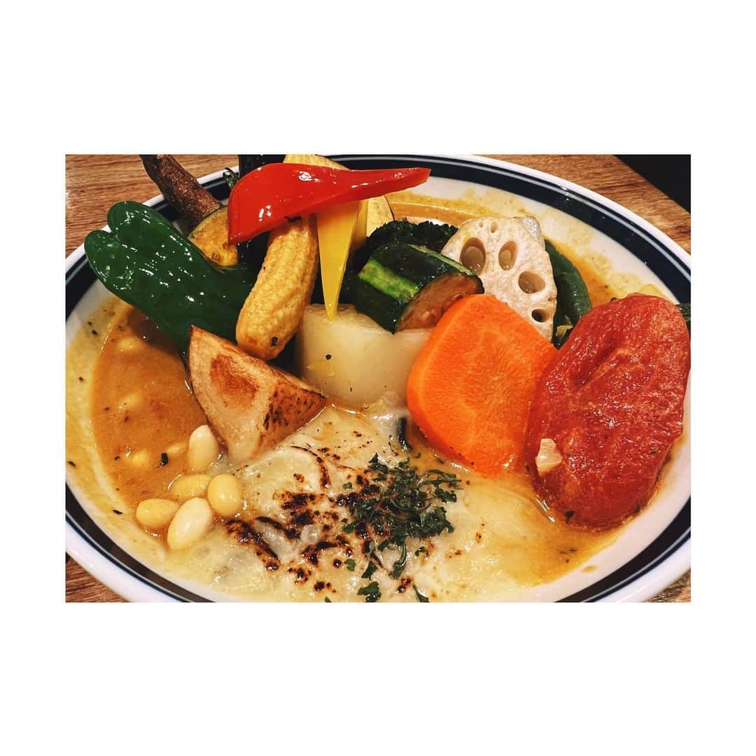 神田莉緒香さんのインスタグラム写真 - (神田莉緒香Instagram)「--- 先日、吉祥寺で連れて行ってもらった スープカレー屋さん。 20品目の鮮やかな野菜が眩しい。(トッピング別) 見ても美味しい、食べても美味しい。 帰り道の苦しさもまた嬉しい。  . #吉祥寺 #rojiuracurrysamurai」2月23日 15時44分 - riokanda_ri