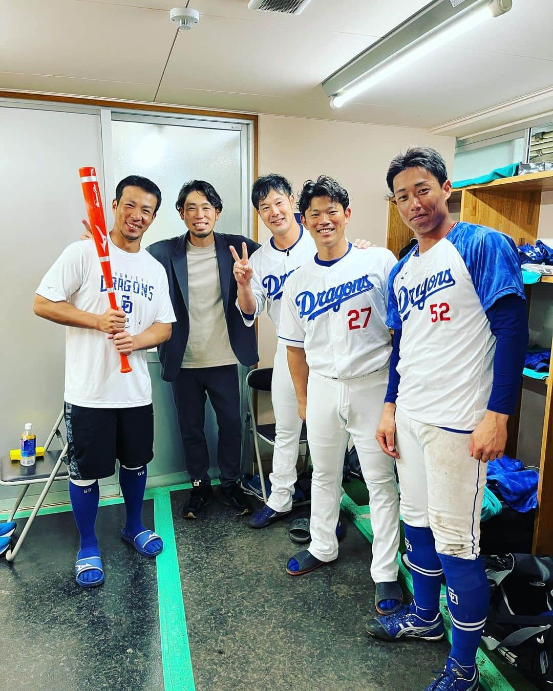 藤井淳志さんのインスタグラム写真 - (藤井淳志Instagram)「キャンプレポート⑤ ベテラン勢にも期待してるからなぁ〜😊 チームの浮上には必ずベテランの力が必要になるから、みんな頑張って欲しい！ 開幕までに万全にしてぶち上げていこ〜😁 しかしタクは変わらんねぇ🤔 #藤井淳志#中日ドラゴンズ#沖縄#キャンプ#浅尾拓也#大野奨太#堂上直倫#福田永将#加藤翔平#怪我なく頑張れ#怪我したら焦らずしっかり治して」2月23日 16時04分 - atsushi.fj4