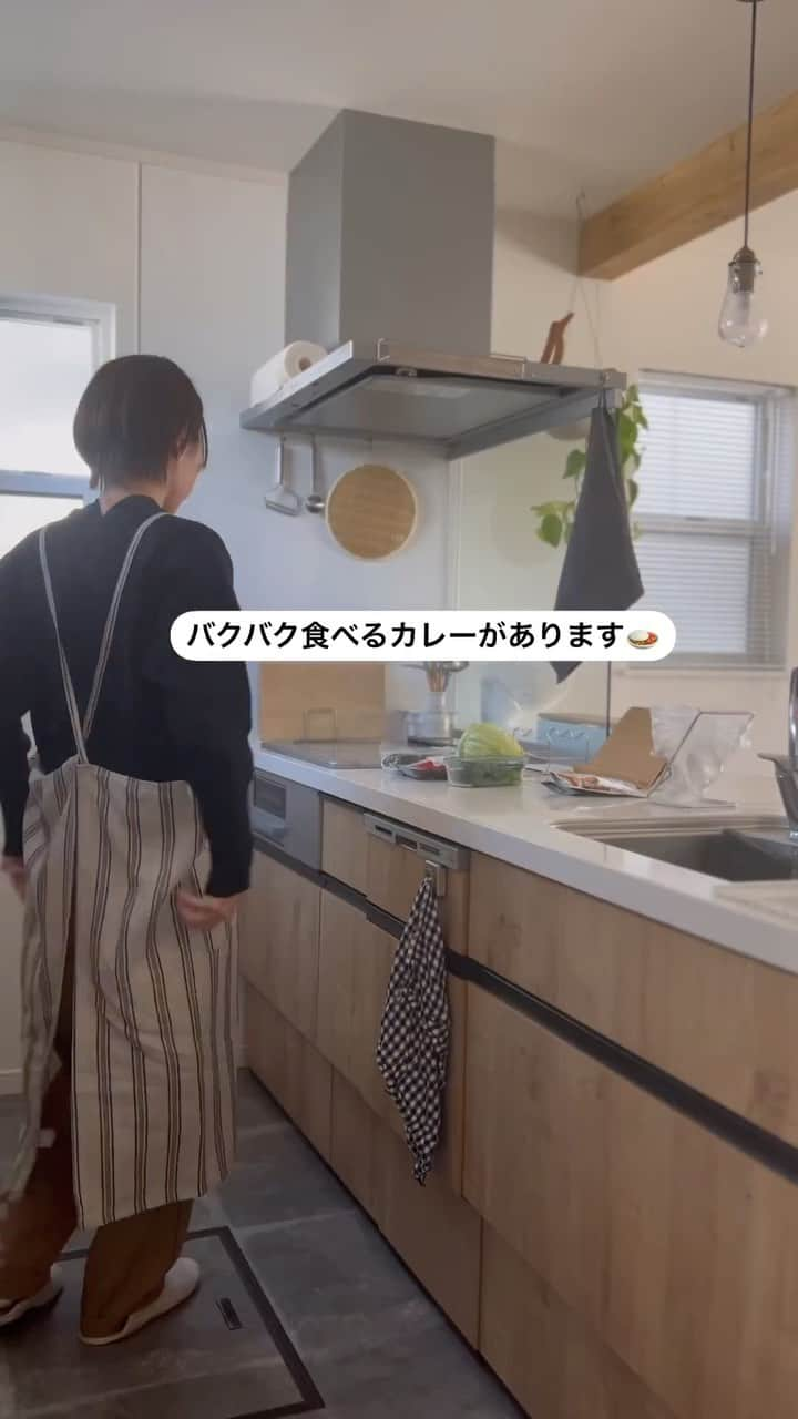 めぐのインスタグラム：「カレーライスは具を小さくしたりルーを変えたり色々試してみたけどだめで、 諦めてたときに私が食べてたこのカレーに食いついてきてそこから大好きに✨  なので我が家のカレーの定番はマッサマンカレー👳🏾‍♂️  エプロンは #bonmoment のリネン100%でできたエプロン。 着てる事忘れるくらい軽くて肩こりも無し！ 頭からさっも被るだけで着れちゃうのも嬉しい🥰  エプロンは @angers_web さんで購入できます😊  #アンジェお買い物部 #アンジェwebshop #エプロン #リネンエプロン #カレー #レトルトカレー #西友 #子供のいる暮らし #偏食 #子育て #夕飯 #おうちごはん #手抜きごはん #時短料理 #マイホーム #暮らし #キッチン #キッチングッズ #注文住宅 #ローコスト住宅 #インテリア」