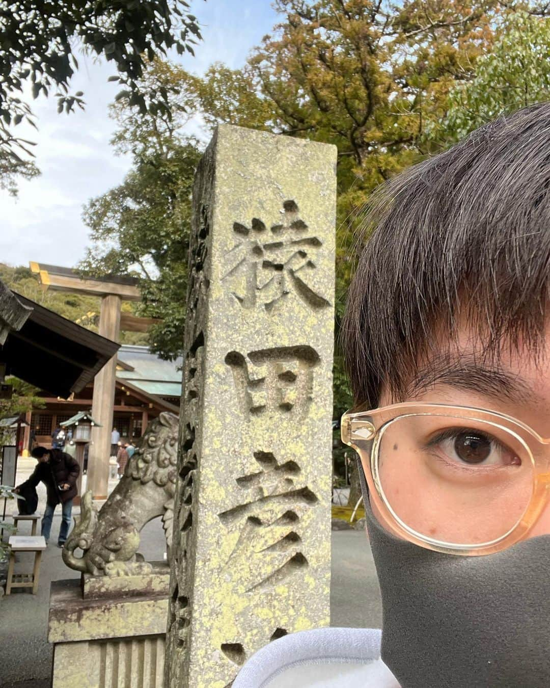 たけるのインスタグラム：「【最近の参拝歴】  猿田彦神社　三重　伊勢 案内人の神様、猿田彦をお祭りする神社 備中神楽の演目の中にもあるよ 良きでした。 隣に佐瑠女神社有 芸能の神様、アメウズメノミコトを祀る この二柱は夫婦 別居せずに一緒のところに住んでていいねえ 神様界の佐々木健介北斗晶夫妻だあねえ 鳥居カッケェ。。。  あと友達（西山潤）がいるよ  #東京ホテイソン #たける #神社 #備中神楽 #猿田彦神社 #佐瑠女神社 #伊勢神宮 #西山潤 #鳥居カッケェ」