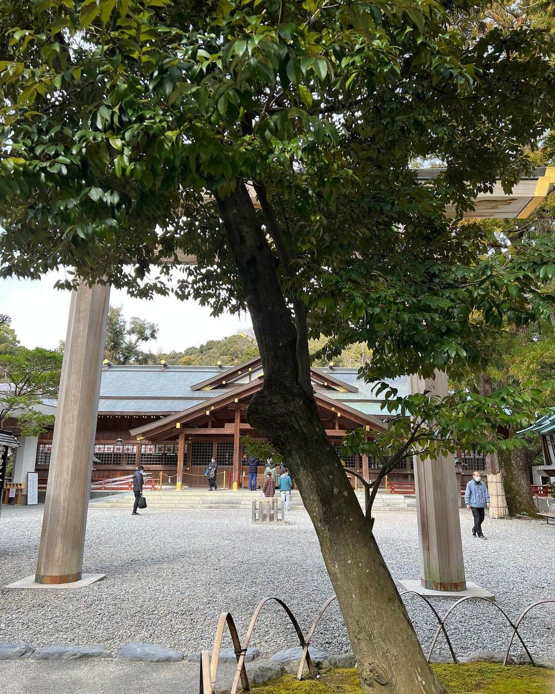 たけるさんのインスタグラム写真 - (たけるInstagram)「【最近の参拝歴】  猿田彦神社　三重　伊勢 案内人の神様、猿田彦をお祭りする神社 備中神楽の演目の中にもあるよ 良きでした。 隣に佐瑠女神社有 芸能の神様、アメウズメノミコトを祀る この二柱は夫婦 別居せずに一緒のところに住んでていいねえ 神様界の佐々木健介北斗晶夫妻だあねえ 鳥居カッケェ。。。  あと友達（西山潤）がいるよ  #東京ホテイソン #たける #神社 #備中神楽 #猿田彦神社 #佐瑠女神社 #伊勢神宮 #西山潤 #鳥居カッケェ」2月23日 16時10分 - takayanken