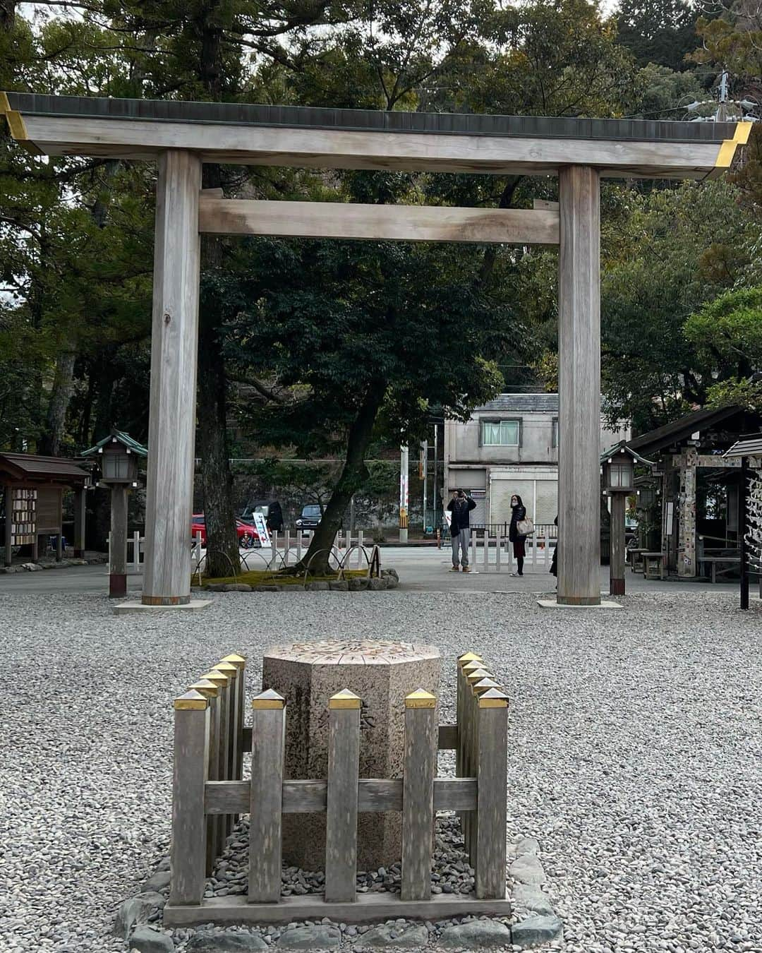 たけるさんのインスタグラム写真 - (たけるInstagram)「【最近の参拝歴】  猿田彦神社　三重　伊勢 案内人の神様、猿田彦をお祭りする神社 備中神楽の演目の中にもあるよ 良きでした。 隣に佐瑠女神社有 芸能の神様、アメウズメノミコトを祀る この二柱は夫婦 別居せずに一緒のところに住んでていいねえ 神様界の佐々木健介北斗晶夫妻だあねえ 鳥居カッケェ。。。  あと友達（西山潤）がいるよ  #東京ホテイソン #たける #神社 #備中神楽 #猿田彦神社 #佐瑠女神社 #伊勢神宮 #西山潤 #鳥居カッケェ」2月23日 16時10分 - takayanken