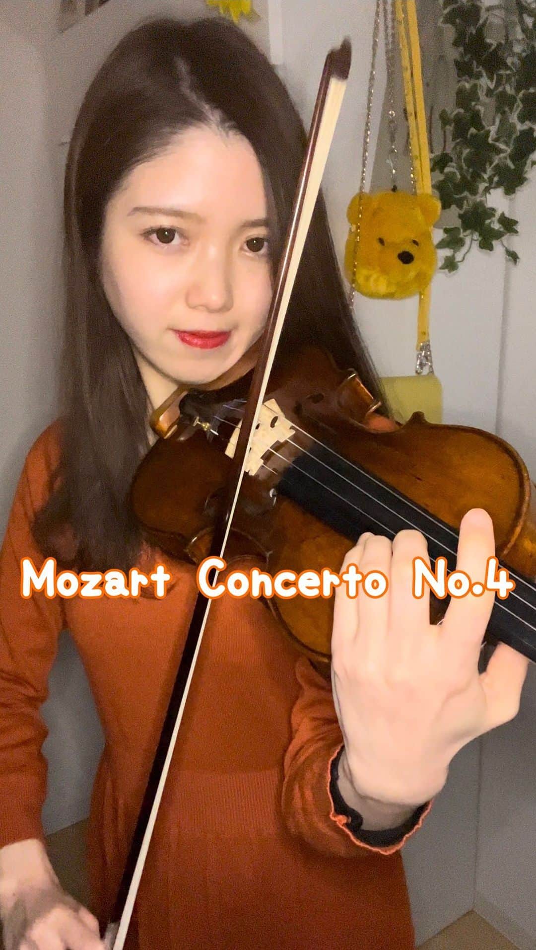 高木凜々子のインスタグラム：「#100daysofpractice (57) Mozart Violin Concerto No.4 1st mov.  月末の収録にむけて、モーツァルトも鬼練しています🎻 少しでもサウンディングポイントがズレると上手くいかないから集中して練習。 ただそれだとつまらない演奏になるから、バランスが大事だなあとしみじみ。。  昨日読響さんの演奏会を聴きに行ってきたよ🎻 ベルクのヴァイオリン協奏曲を演奏していたソリストさん すごく熱狂的でかつ表情豊かに演奏していて惹きこまれた… 表現欲がかき立てられました🔥  私も音の表情をたくさん表現したい！！ 大好きなカデンツァ、収録に向けて鬼練中です🔥  #violin #music #recording #japan」