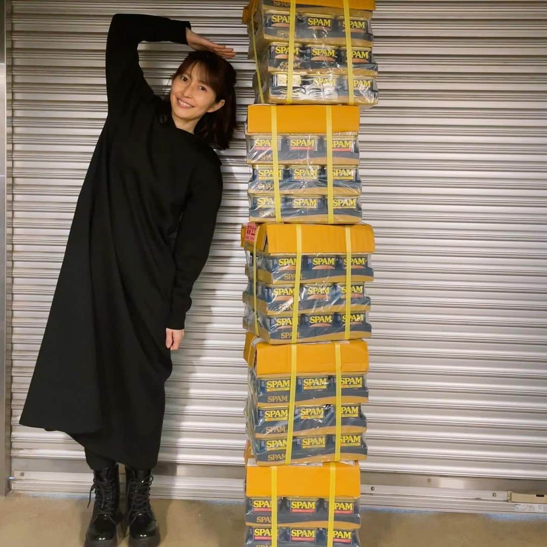 榎本加奈子のインスタグラム：「またまたまたまたまた大量のSPAMいただきました🤣 #佐々木主浩 #55歳#誕生日プレゼント#🎁  #ありがとうございます#毎年恒例 #カヅさんおめでとうね〜🤗 #spam」