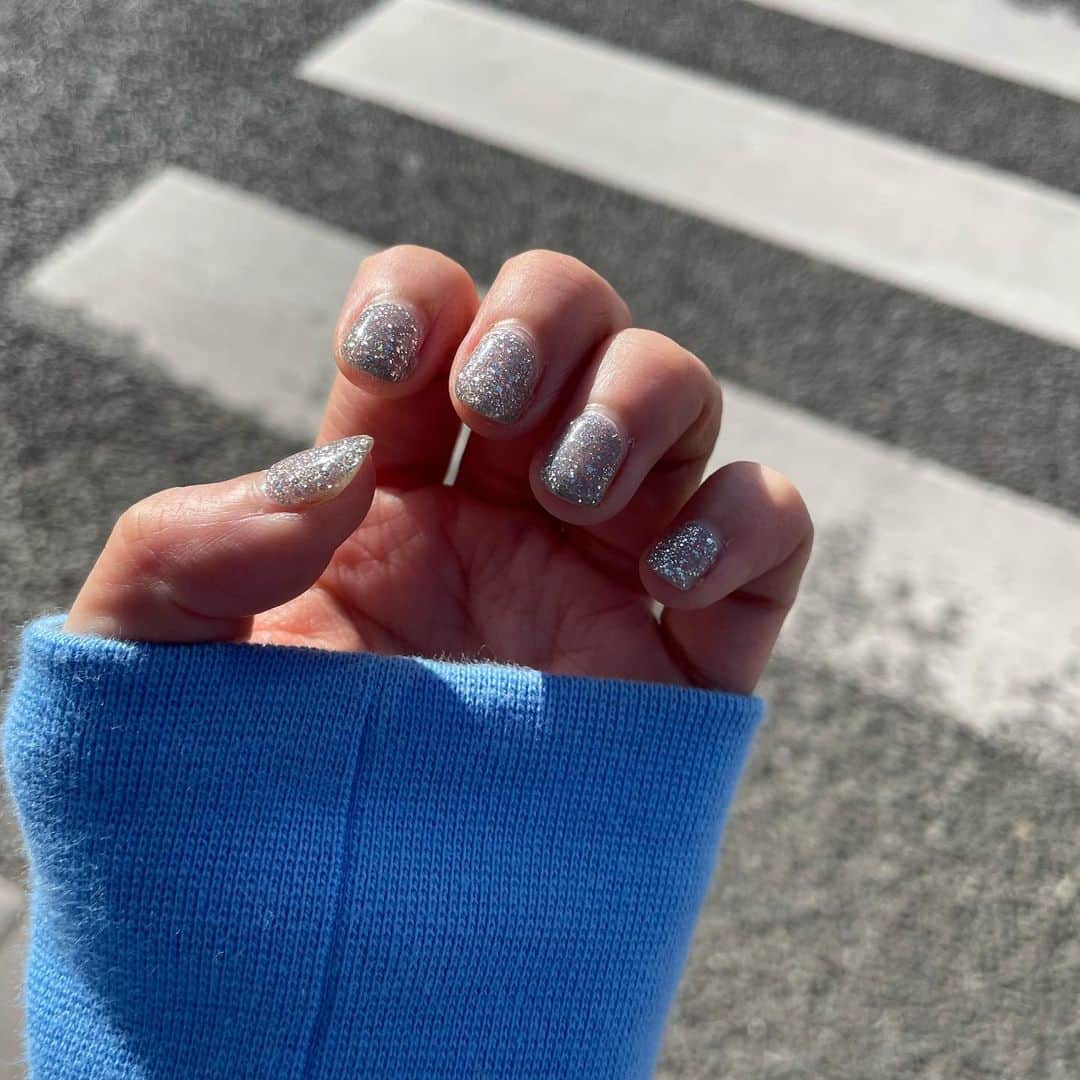 のインスタグラム：「自然光でも暗闇フラッシュでも可愛い✨  #フレンチネイル #囲みフレンチネイル #キラキラネイル #フラッシュネイル #クリアネイル #flashnails #frenchnails #clearnails #silvernails」
