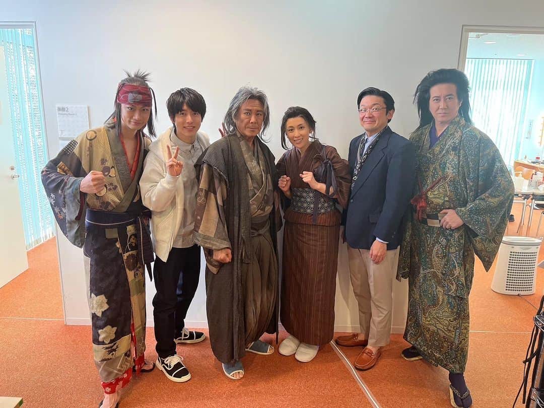西岡徳馬のインスタグラム：「金沢公演2回満員御礼の中、 無事終わり 大阪に移動する「画狂人北斎」 チーム❣️」