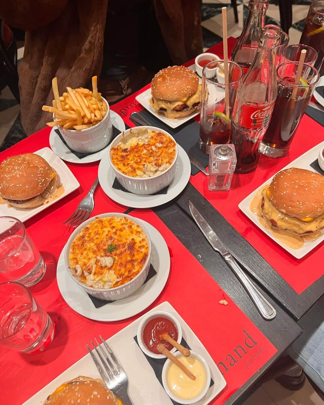 アレクサ・ロジーさんのインスタグラム写真 - (アレクサ・ロジーInstagram)「i live to eat. these are places in paris i really like (i have a highlight on my page as well) 🥐🇫🇷  1. cafe de flore (don’t order 🍓 until they’re back in season)  2. casa tua (brunch!!) 3. dinand par ferdi (ferdi burger with fries) 4. ober mamma (everything) 5. gigi (good vibes) 6. cafe mericourt (the eggs & orange blossom pancakes) 7. bouillon chartier (a true establishment, eat everything) 8. dumbo (best smash burger ever) 9. aux prés (the salmon 🥹) 10. déviant (the wine & veg pancake)」2月9日 8時25分 - alexalosey