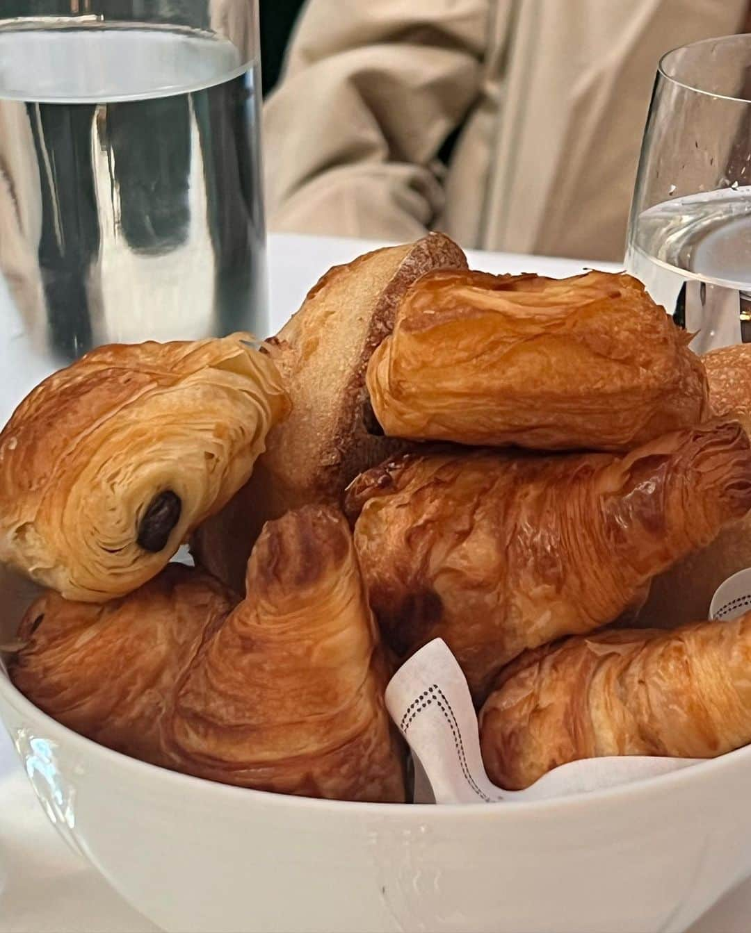 アレクサ・ロジーさんのインスタグラム写真 - (アレクサ・ロジーInstagram)「i live to eat. these are places in paris i really like (i have a highlight on my page as well) 🥐🇫🇷  1. cafe de flore (don’t order 🍓 until they’re back in season)  2. casa tua (brunch!!) 3. dinand par ferdi (ferdi burger with fries) 4. ober mamma (everything) 5. gigi (good vibes) 6. cafe mericourt (the eggs & orange blossom pancakes) 7. bouillon chartier (a true establishment, eat everything) 8. dumbo (best smash burger ever) 9. aux prés (the salmon 🥹) 10. déviant (the wine & veg pancake)」2月9日 8時25分 - alexalosey