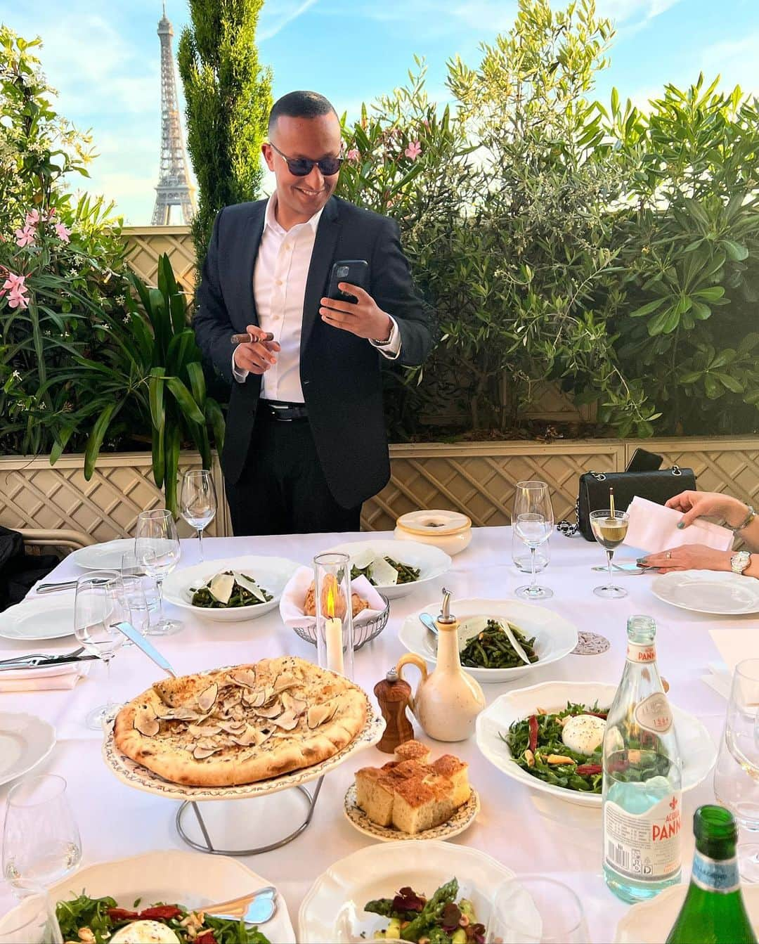 アレクサ・ロジーさんのインスタグラム写真 - (アレクサ・ロジーInstagram)「i live to eat. these are places in paris i really like (i have a highlight on my page as well) 🥐🇫🇷  1. cafe de flore (don’t order 🍓 until they’re back in season)  2. casa tua (brunch!!) 3. dinand par ferdi (ferdi burger with fries) 4. ober mamma (everything) 5. gigi (good vibes) 6. cafe mericourt (the eggs & orange blossom pancakes) 7. bouillon chartier (a true establishment, eat everything) 8. dumbo (best smash burger ever) 9. aux prés (the salmon 🥹) 10. déviant (the wine & veg pancake)」2月9日 8時25分 - alexalosey